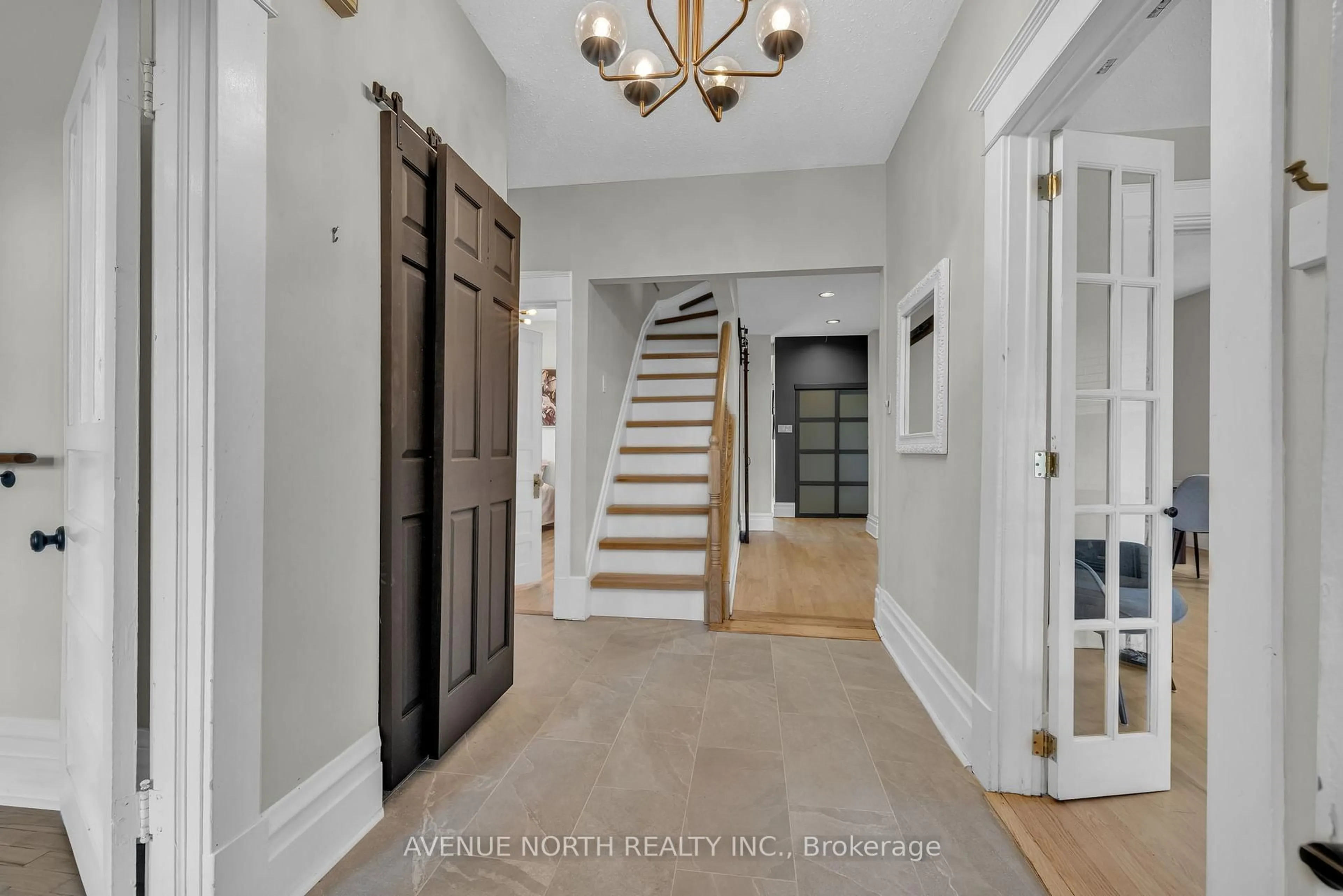 Indoor entryway for 501 Edgeworth Ave, Ottawa Ontario K2B 5L2