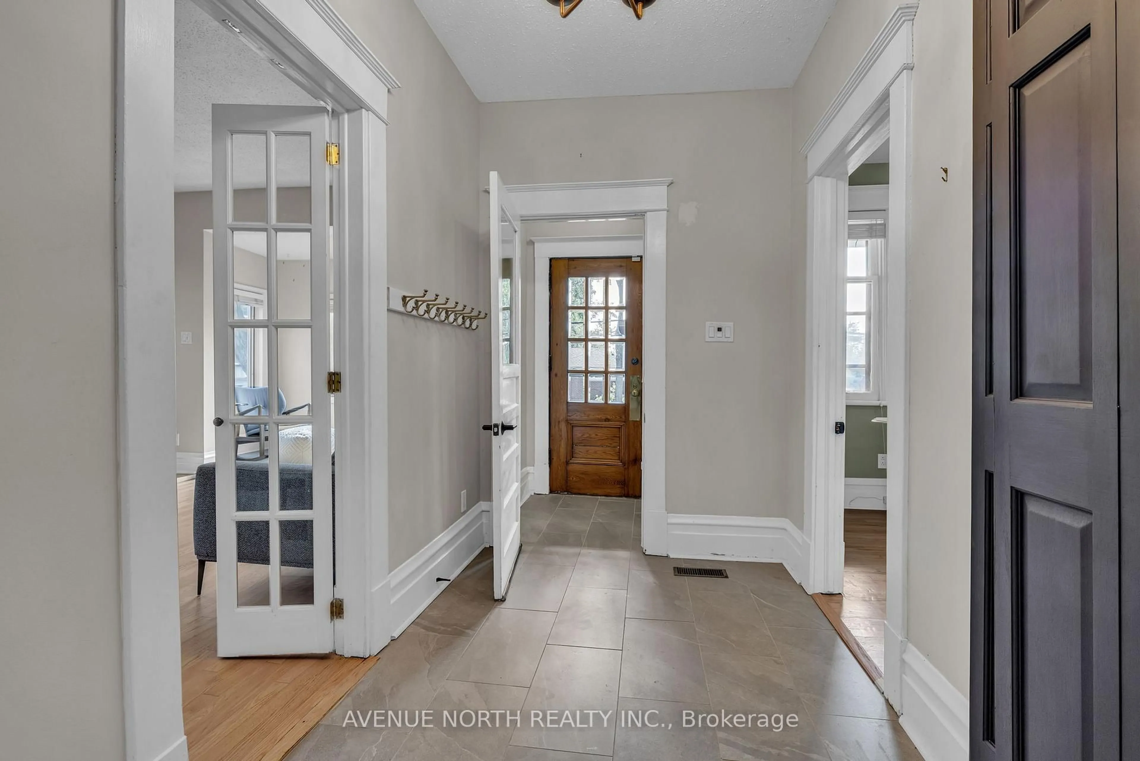 Indoor entryway for 501 Edgeworth Ave, Ottawa Ontario K2B 5L2