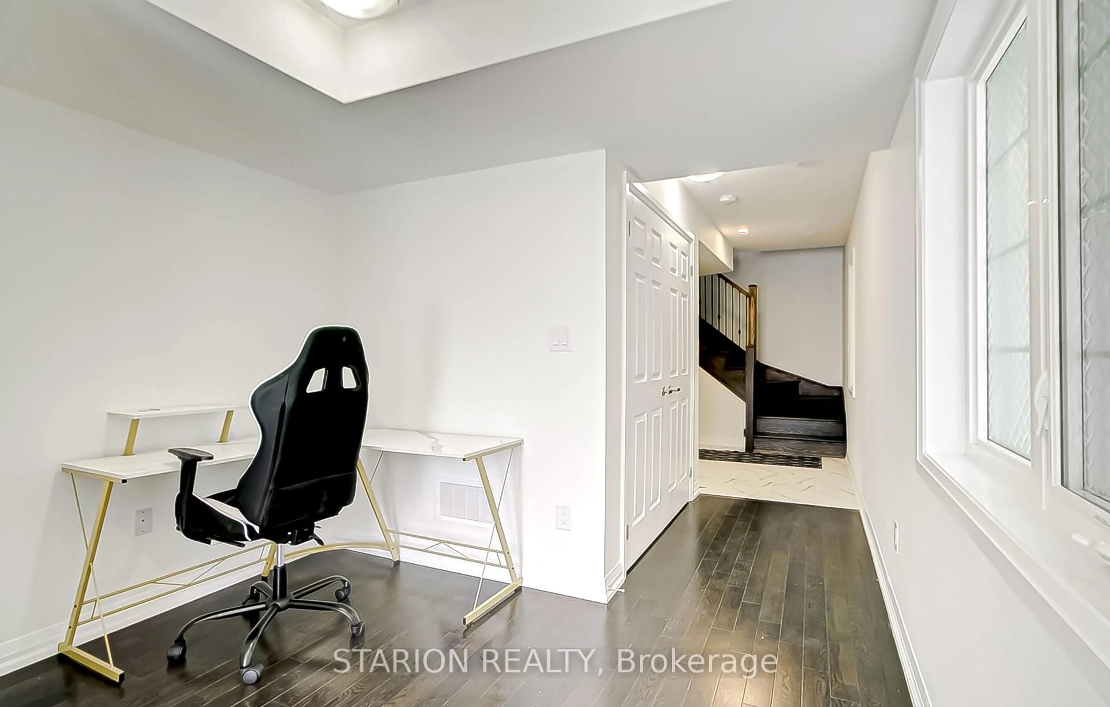 Indoor entryway for 29 Granville Cres, Haldimand Ontario N3W 0J5
