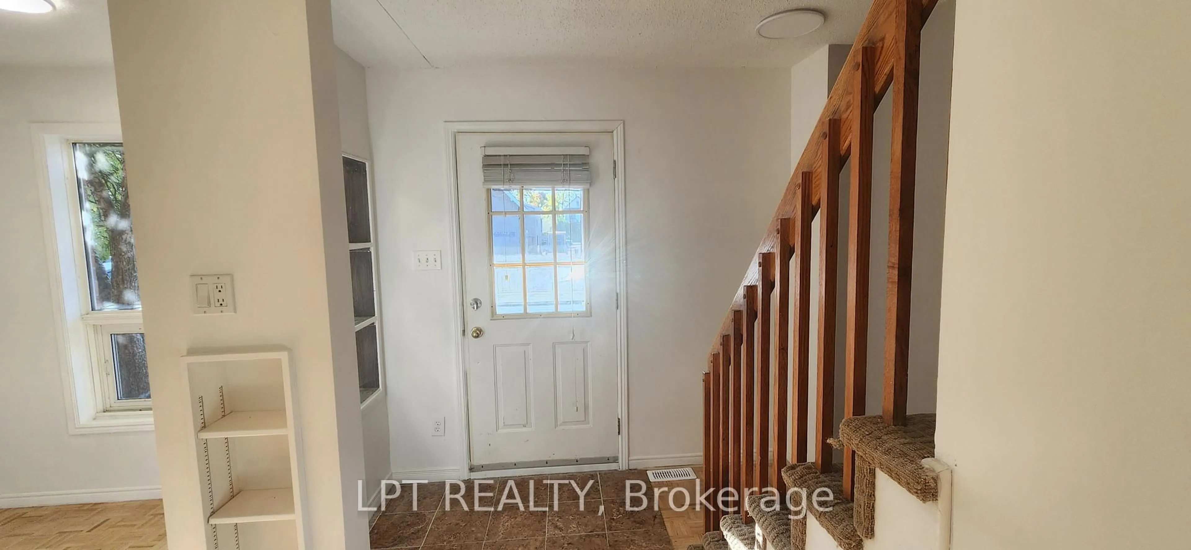 Indoor entryway for 467 Parkdale Ave, Ottawa Ontario K1Y 1H5