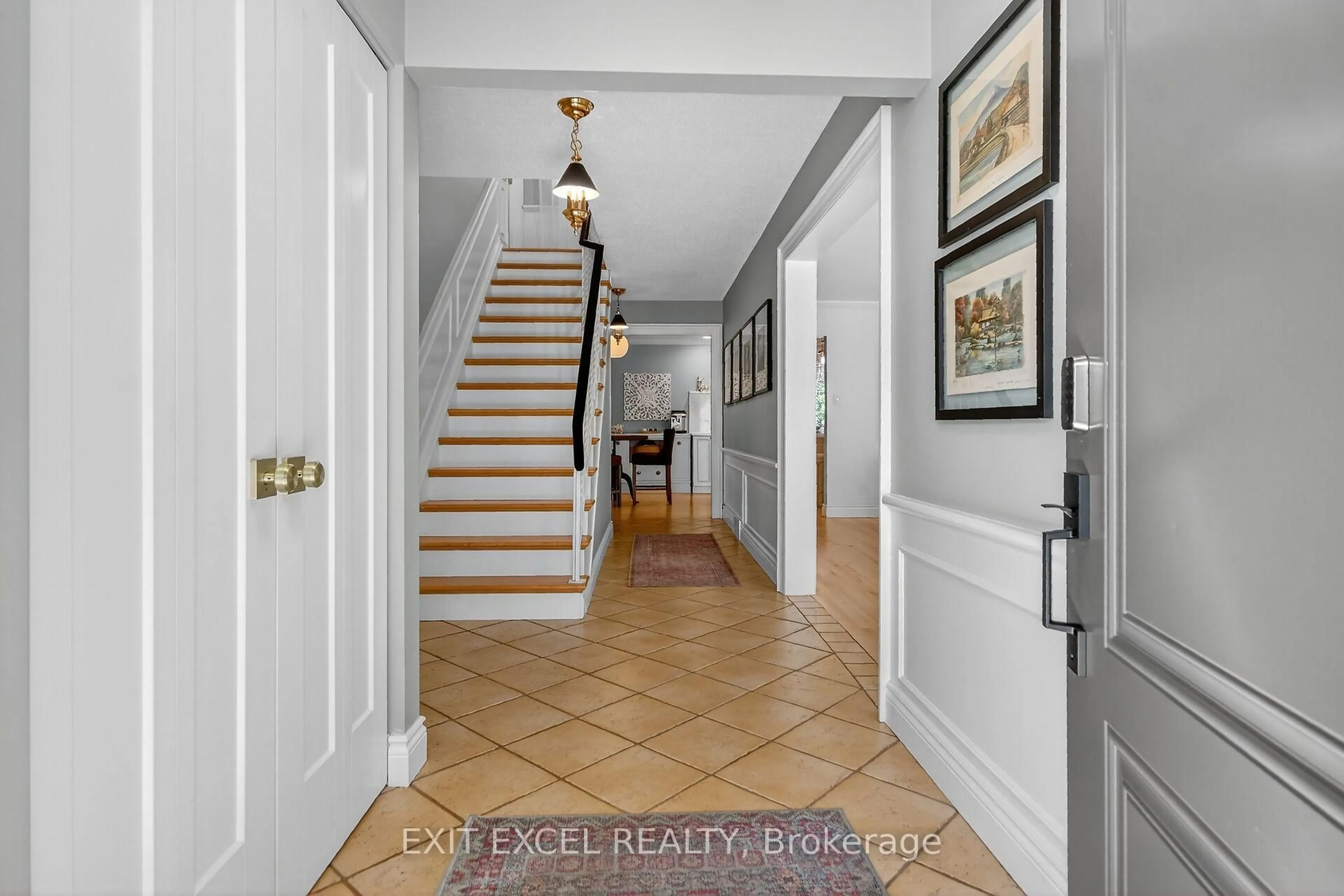 Indoor entryway for 6357 Mattice Ave, Ottawa Ontario K1C 2G1