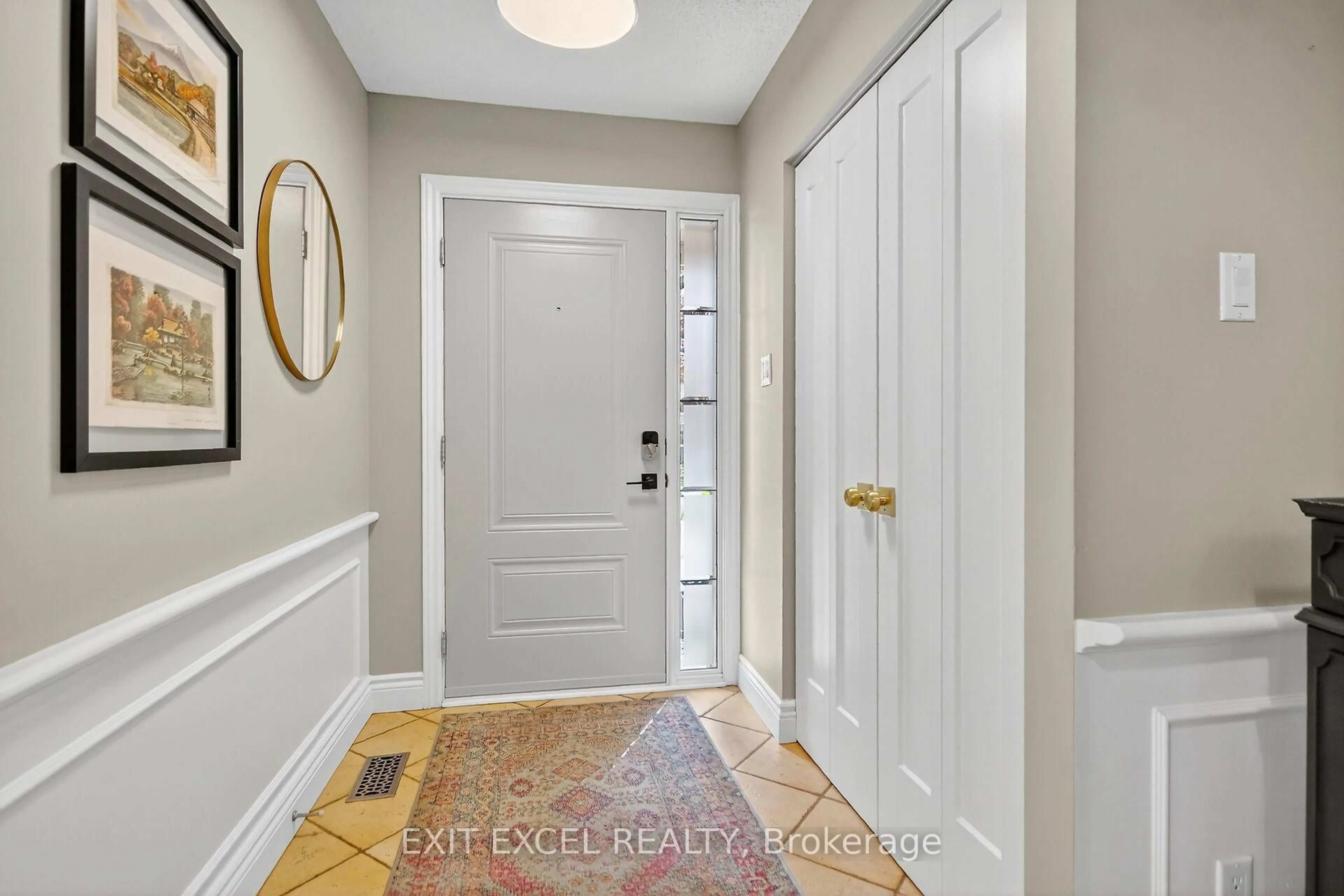 Indoor entryway for 6357 Mattice Ave, Ottawa Ontario K1C 2G1
