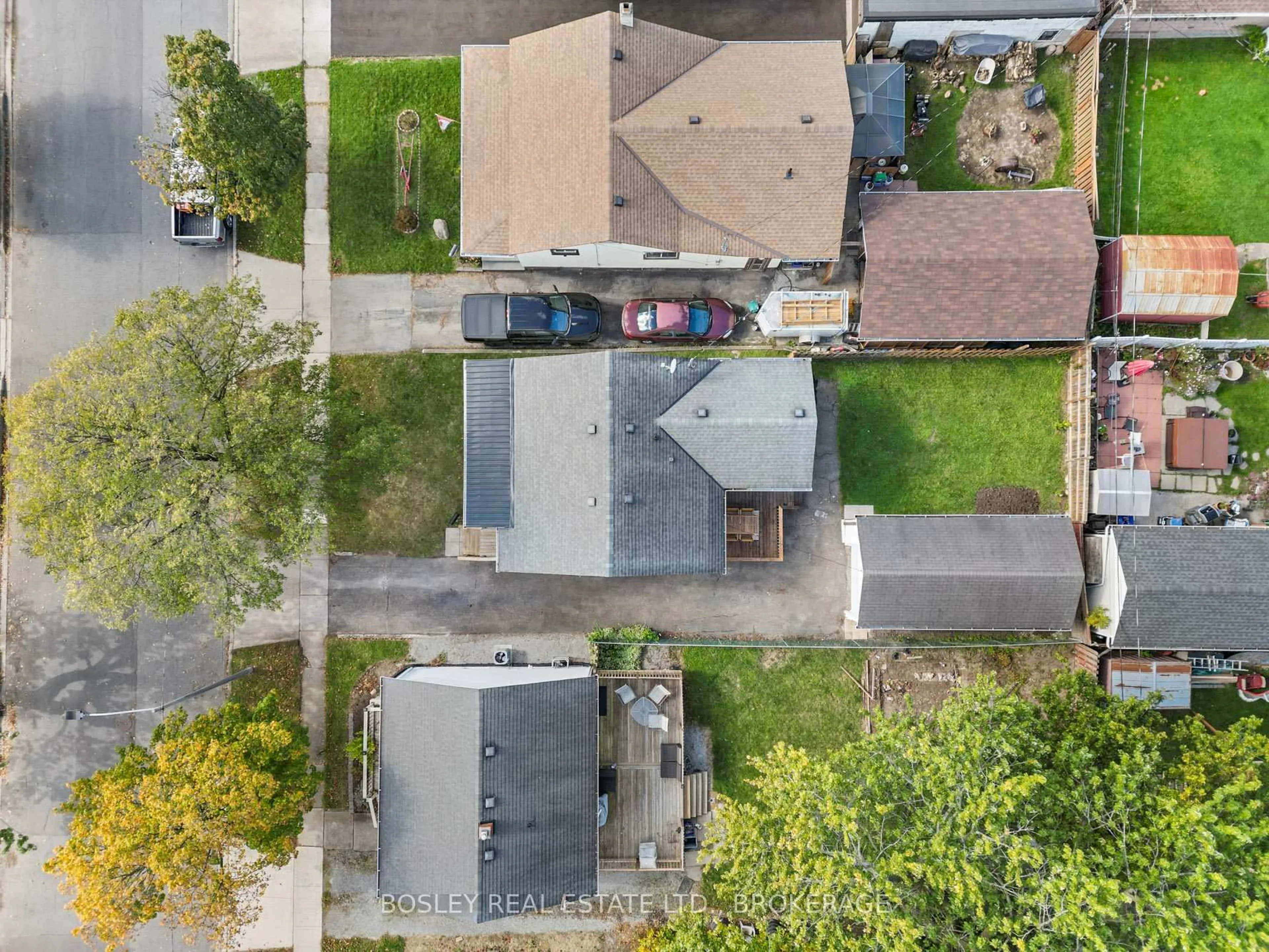 A pic from outside/outdoor area/front of a property/back of a property/a pic from drone, street for 394 FLEET St, Welland Ontario L3B 4X5