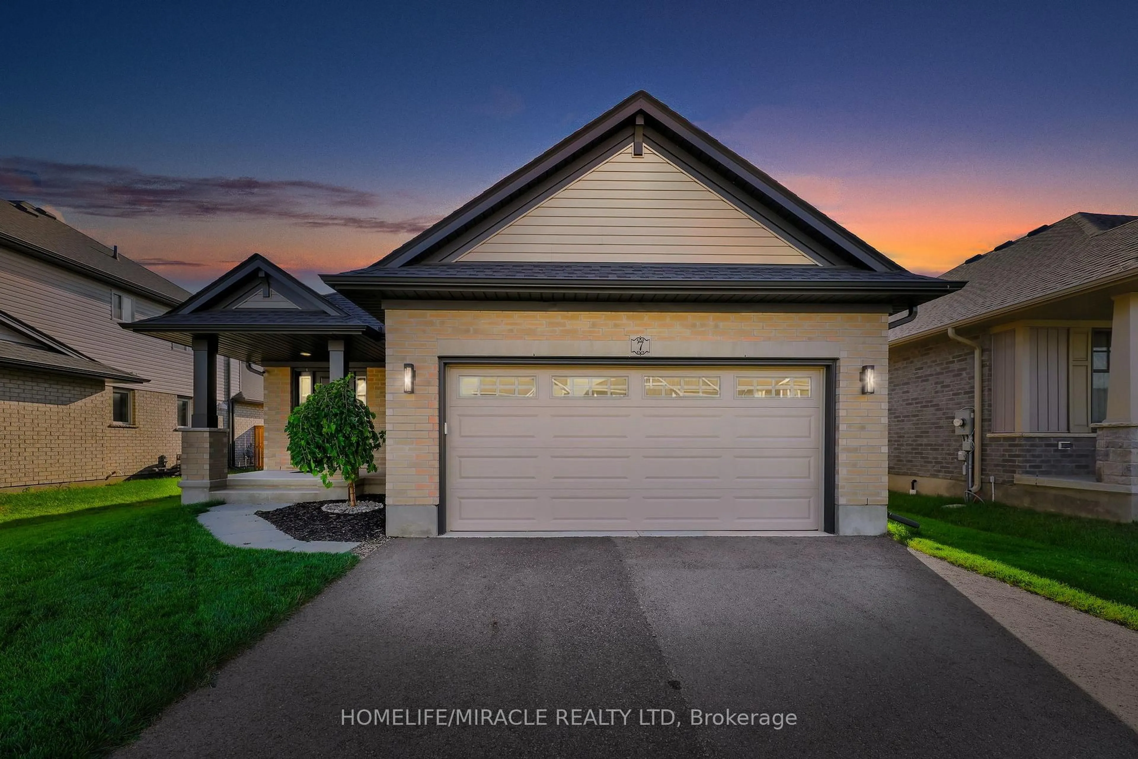 Home with vinyl exterior material, street for 7 Curren Cres, Tillsonburg Ontario N4G 0J3