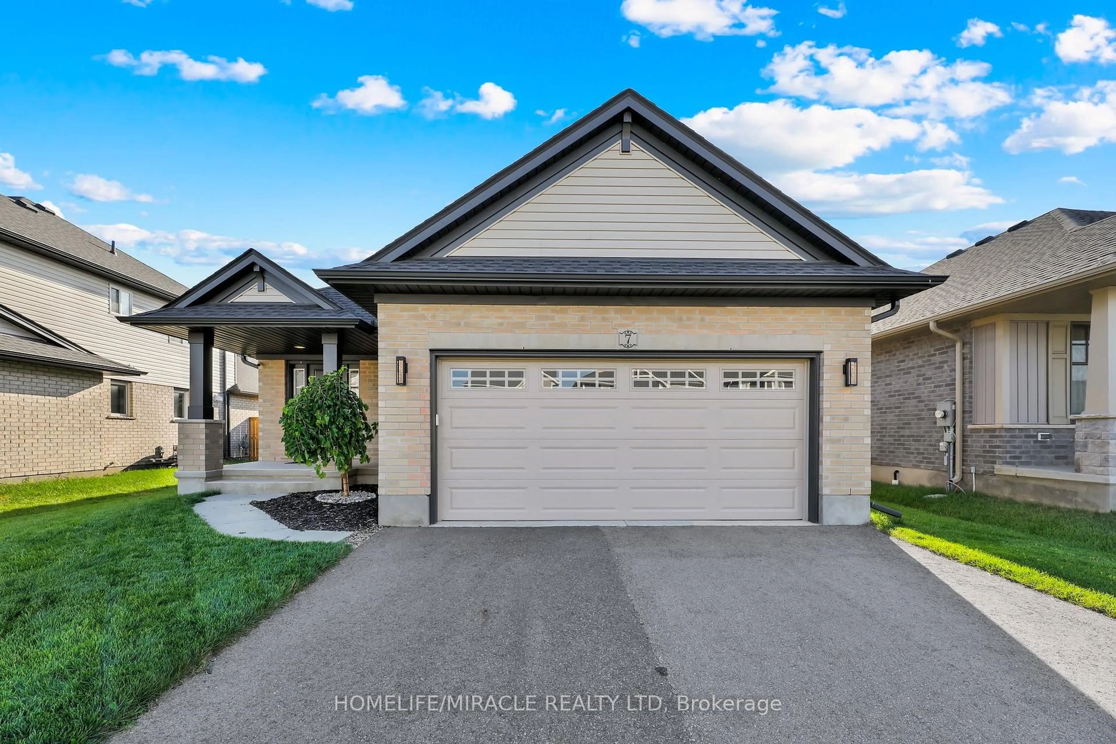 Home with vinyl exterior material, street for 7 Curren Cres, Tillsonburg Ontario N4G 0J3