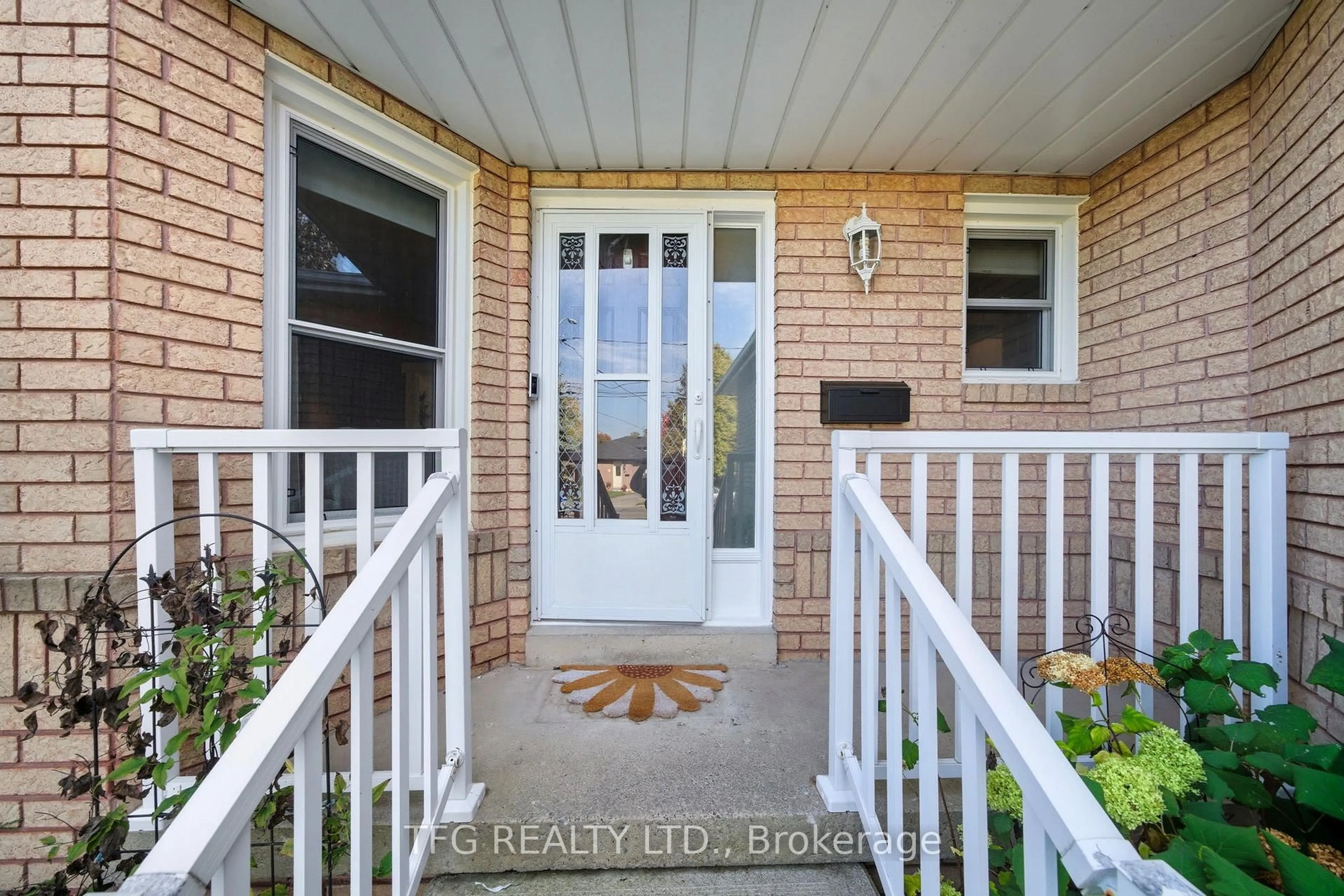 Indoor entryway for 705 Carlisle St, Cobourg Ontario K9A 5E4