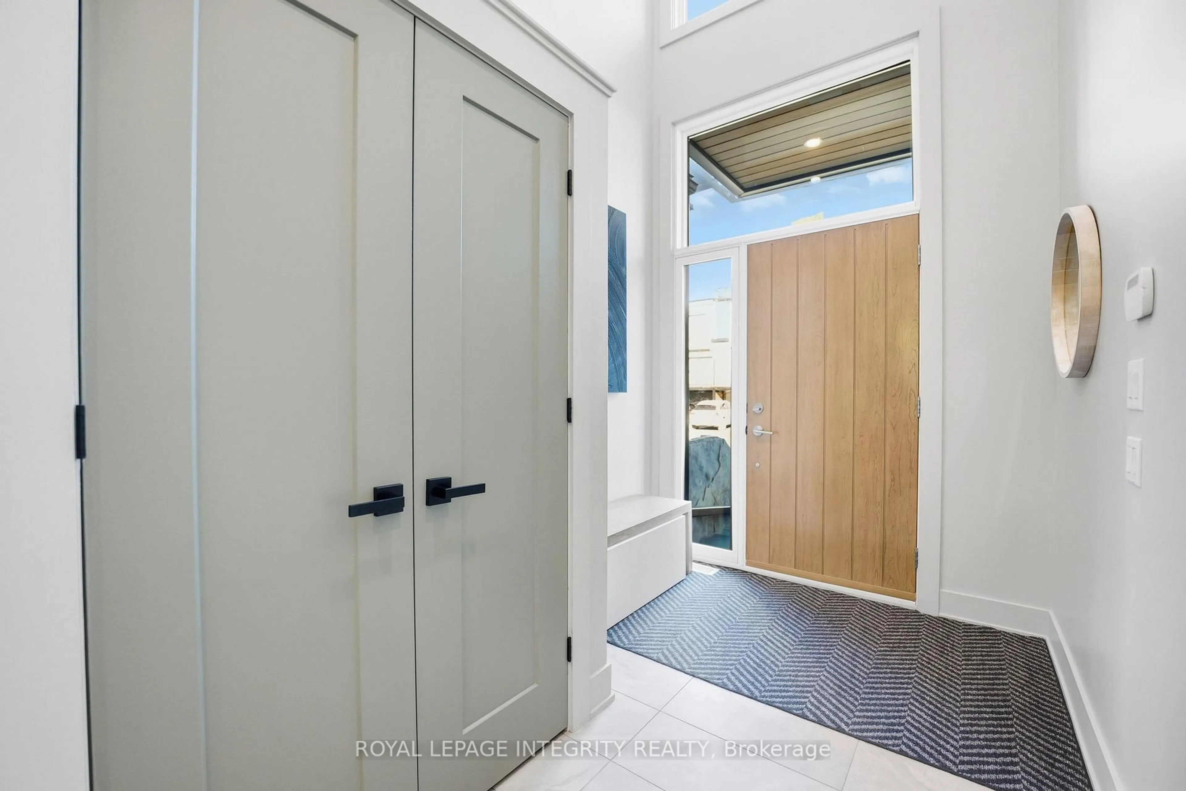 Indoor entryway for 574 Edison Ave #B, Ottawa Ontario K2A 1V4