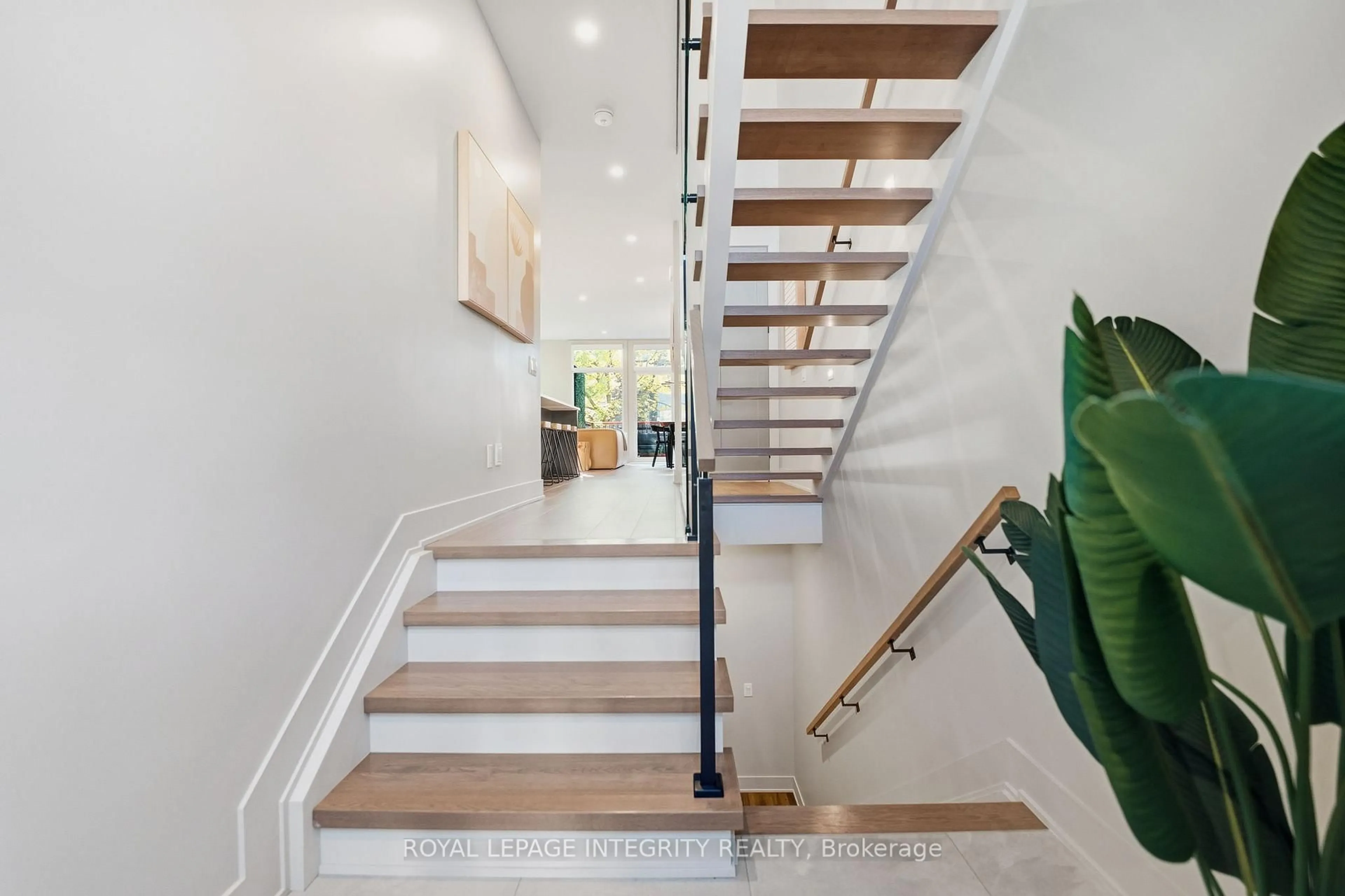 Stairs for 574 Edison Ave #B, Ottawa Ontario K2A 1V4