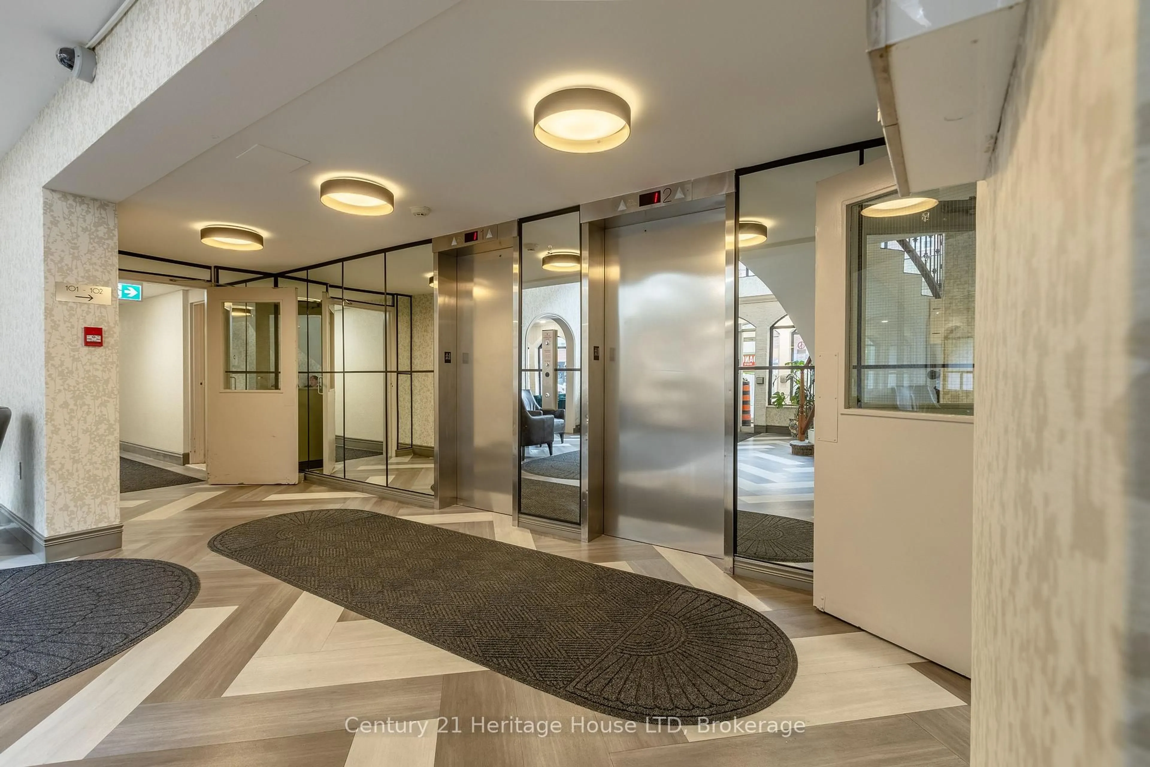 Indoor foyer for 359 Geneva St #904, St. Catharines Ontario L2N 2G5