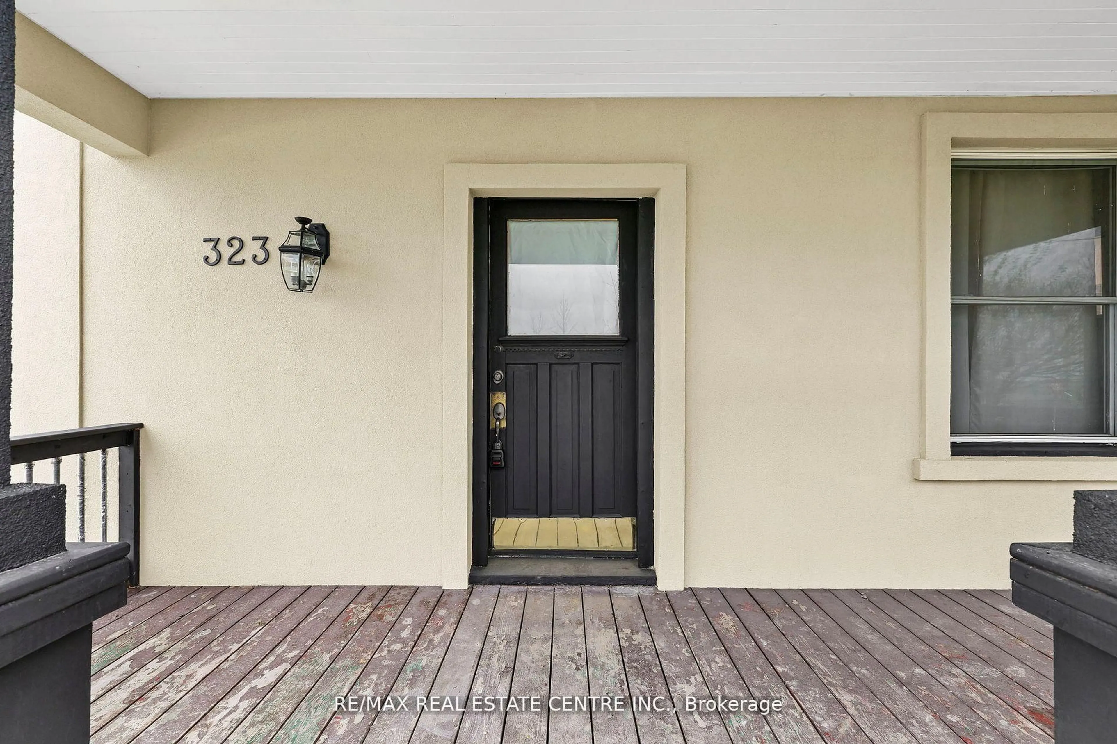 Indoor entryway for 323 Queenston Rd, Niagara-on-the-Lake Ontario L0S 1J0
