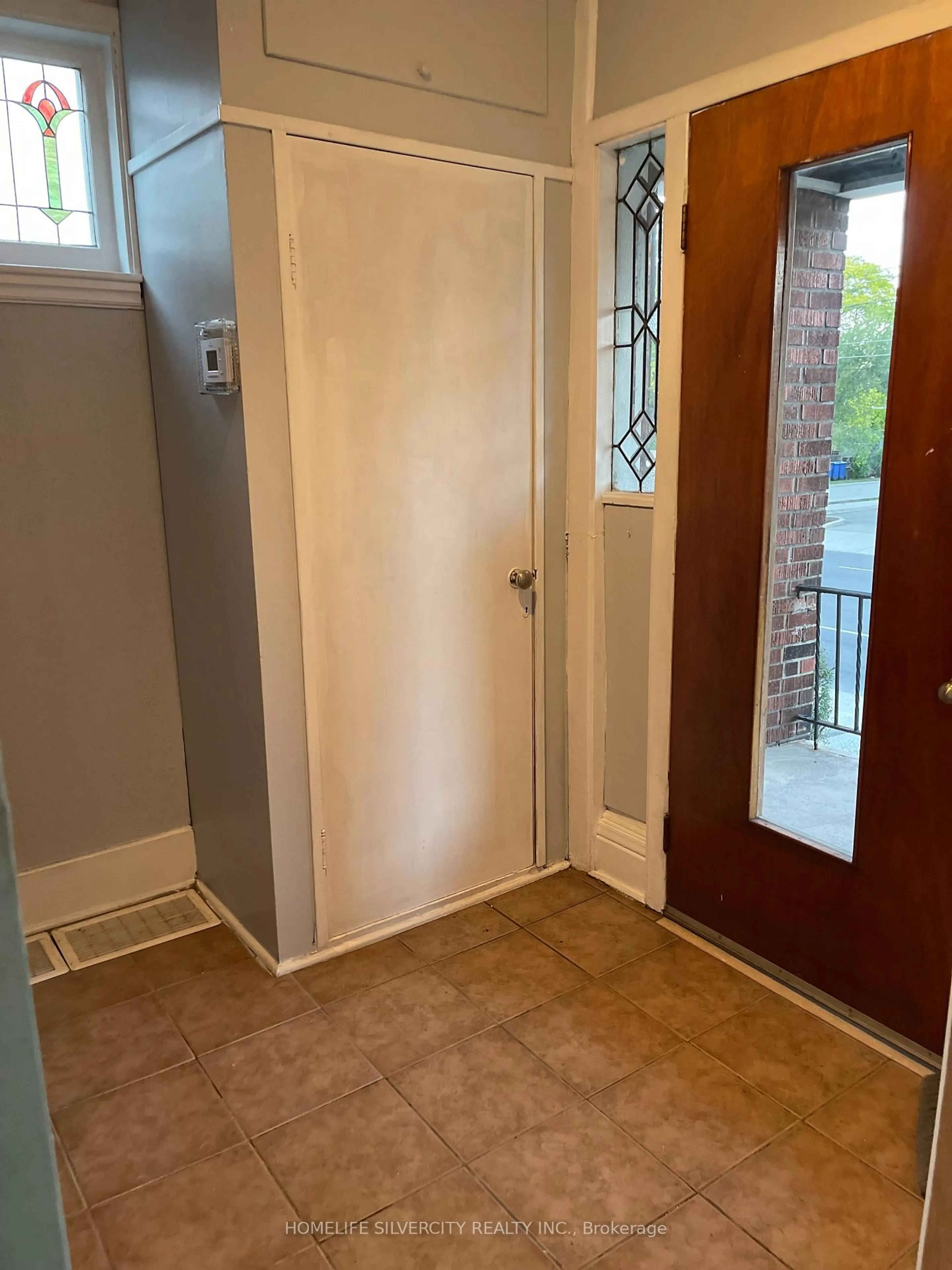 Indoor entryway for 435 Aberdeen Ave, Hamilton Ontario L8P 2S4