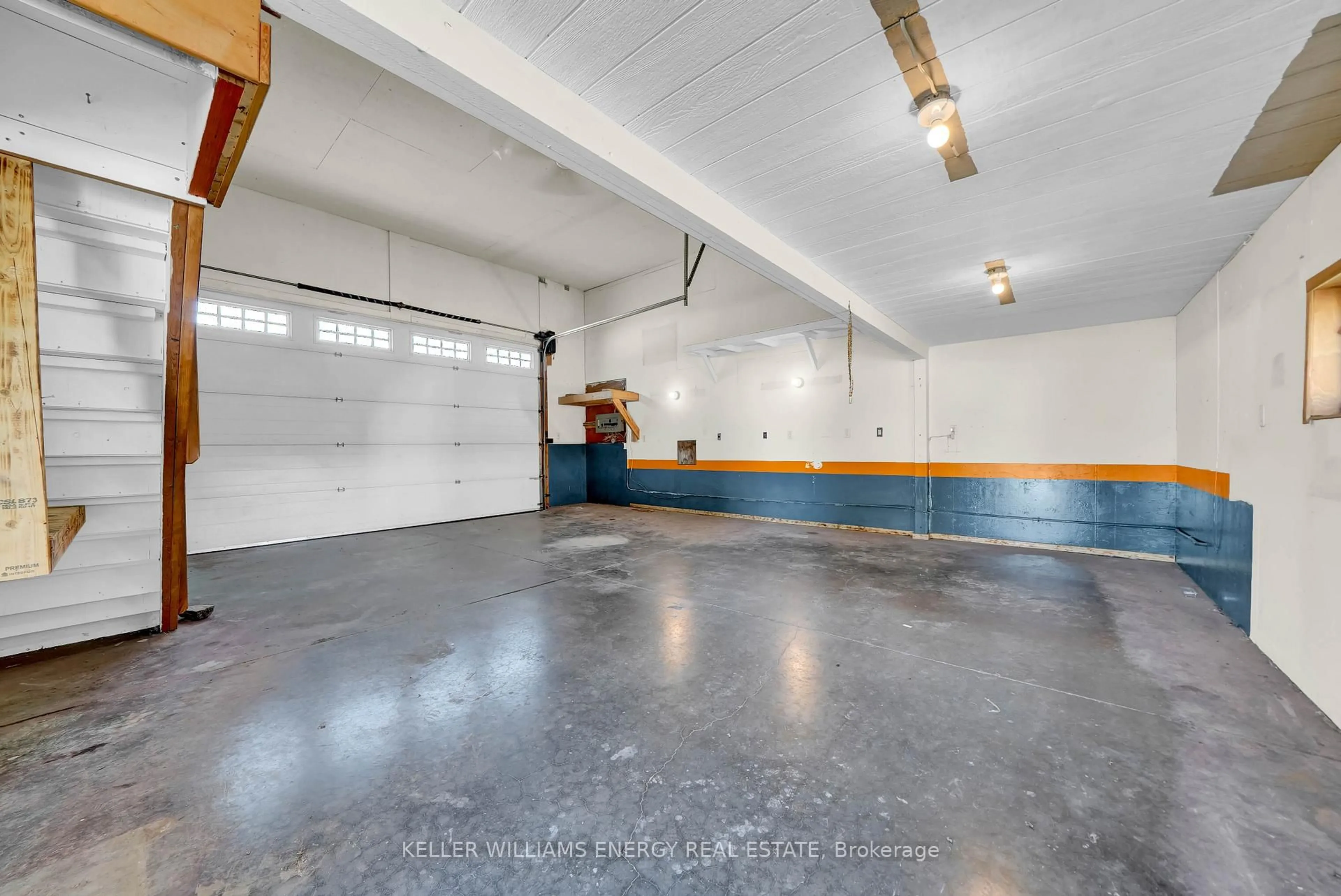Indoor garage for 141 Stoco Rd, Tweed Ontario K0K 3J0