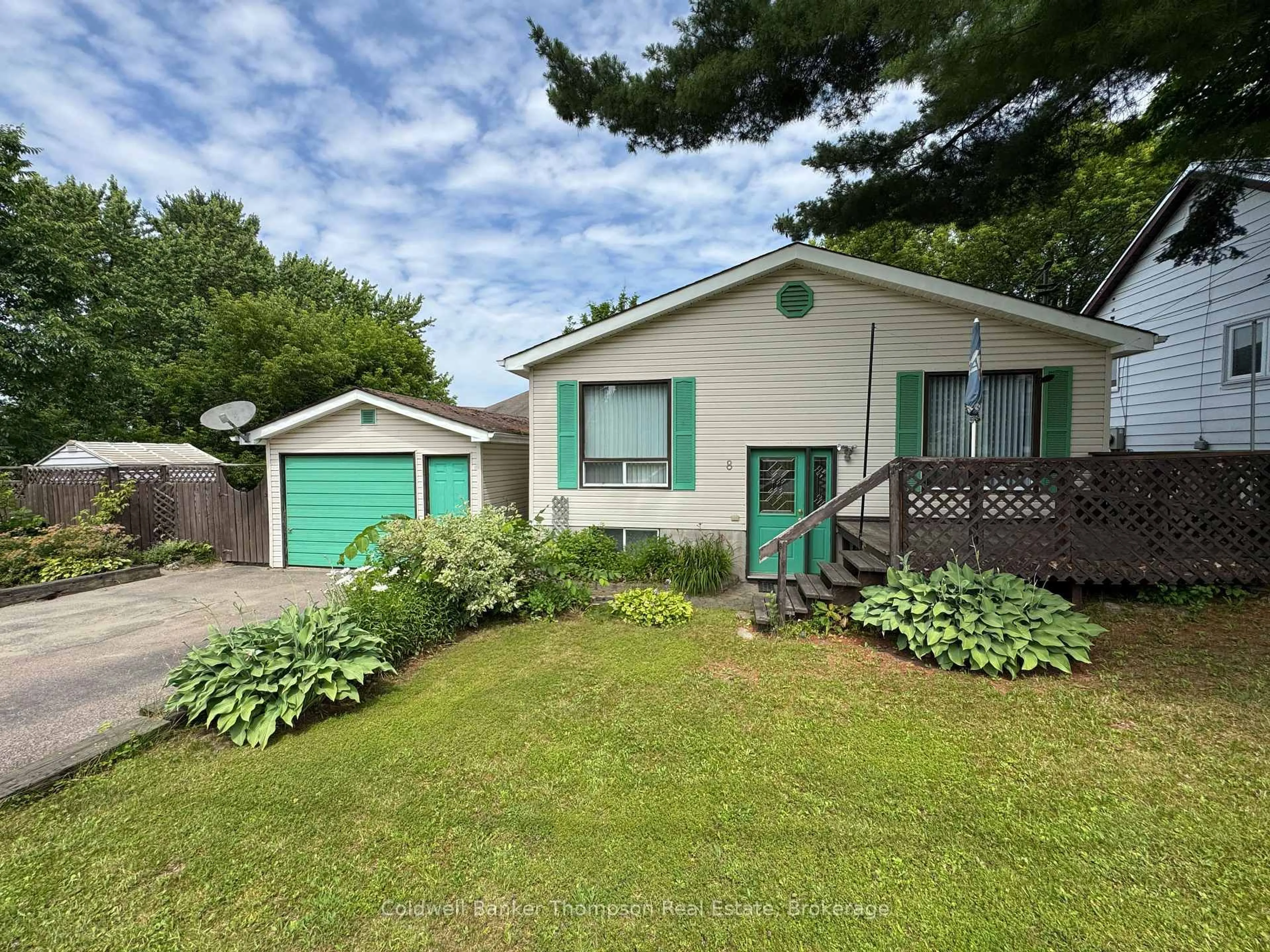 A pic from outside/outdoor area/front of a property/back of a property/a pic from drone, street for 8 Yonge St, Huntsville Ontario P1H 1W7
