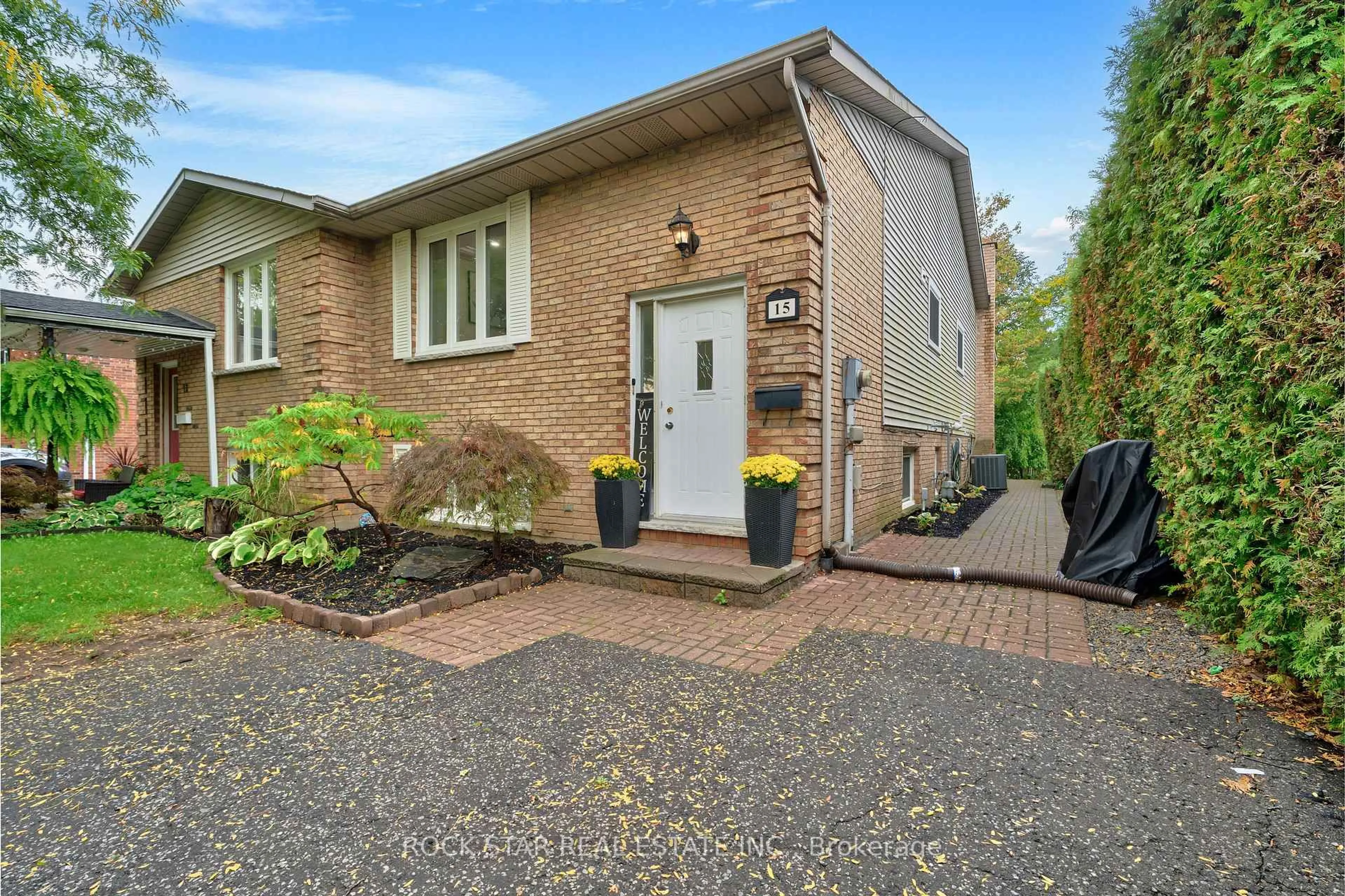 Home with brick exterior material, street for 15 Heritage Crt, St. Catharines Ontario L2S 3H7