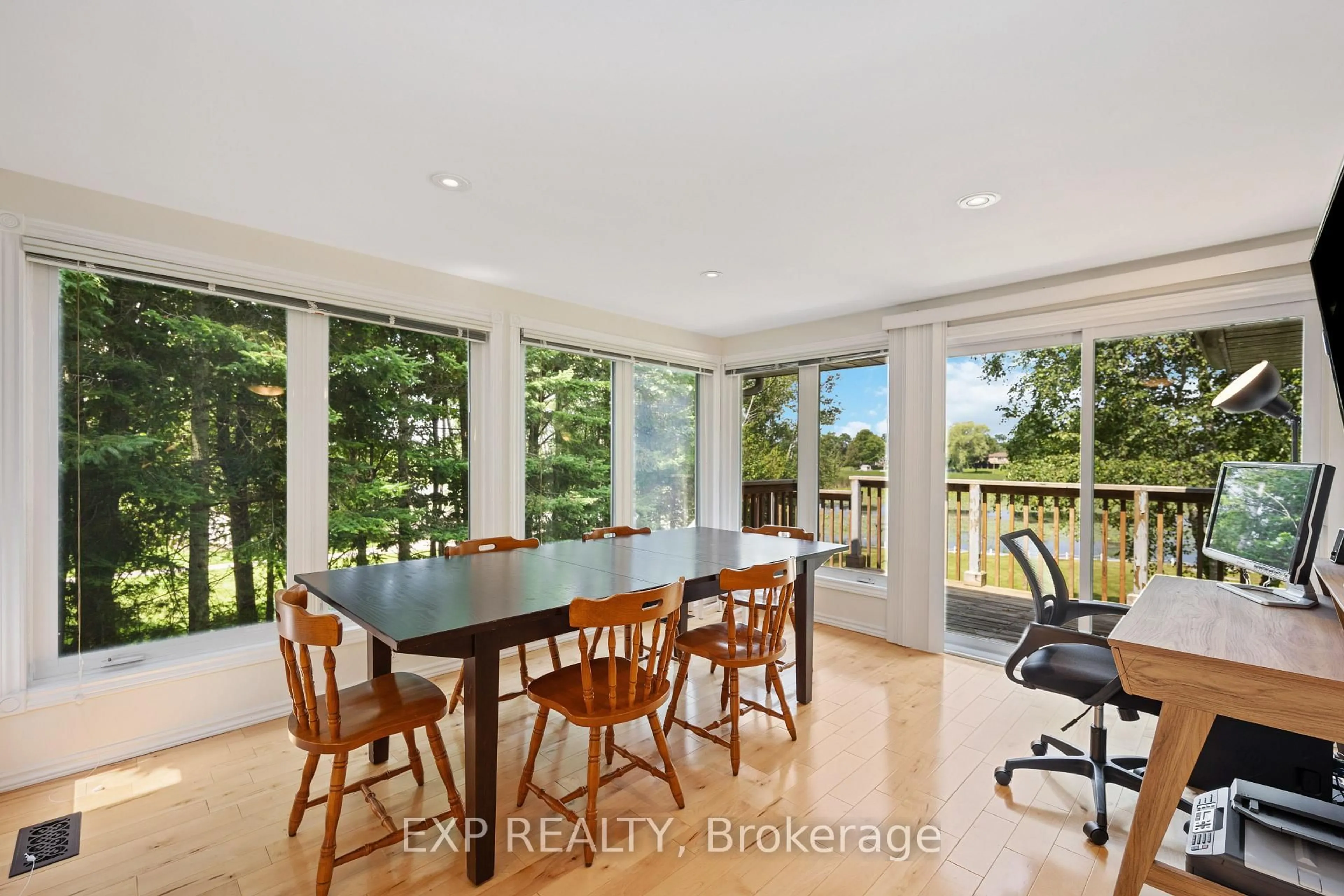 Dining room, wood/laminate floor for 568 MALLARD Circ, Selwyn Ontario K0L 1T0