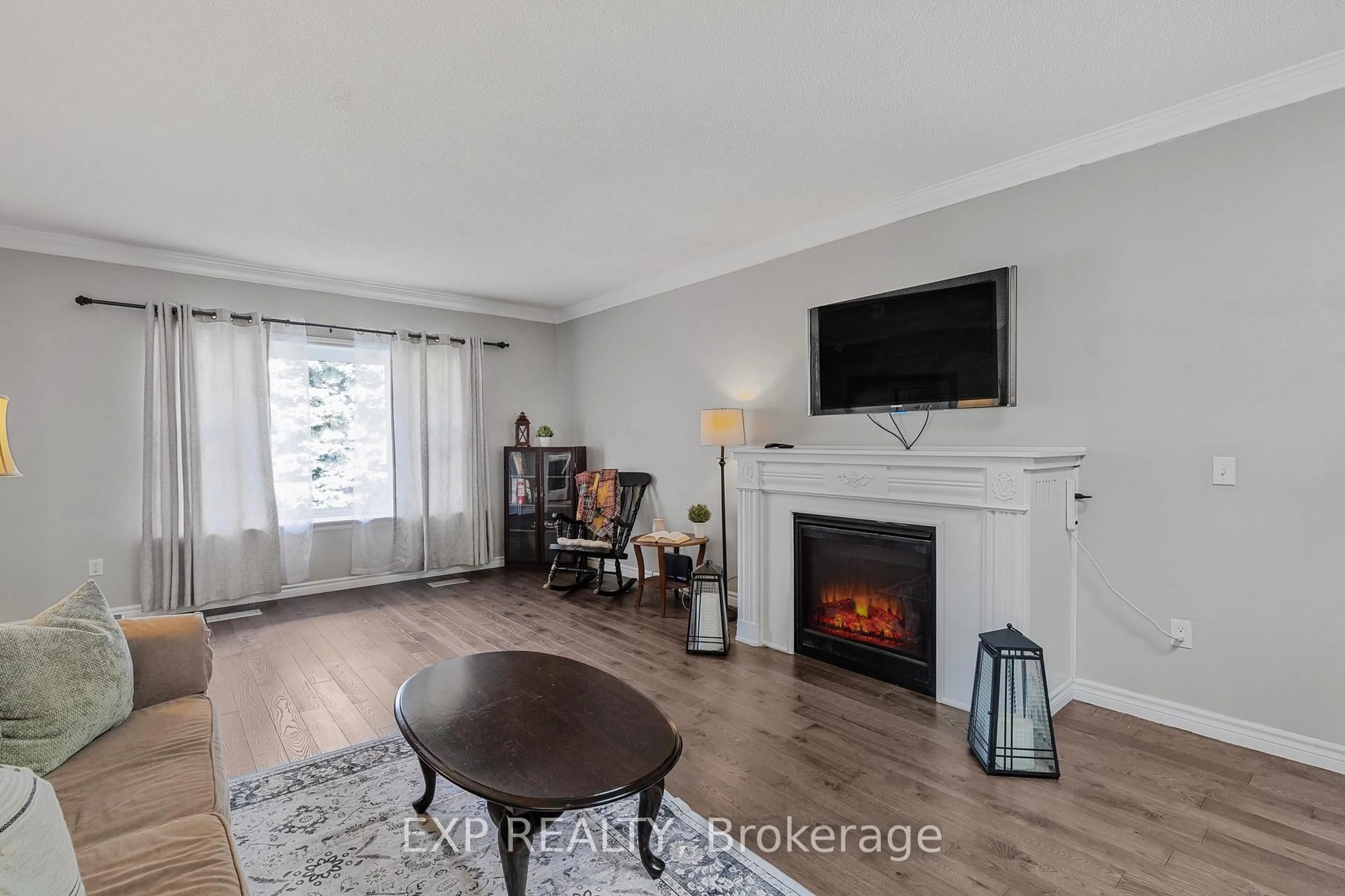 Living room with furniture, wood/laminate floor for 119 Franklyn St, Shelburne Ontario L0N 1S4