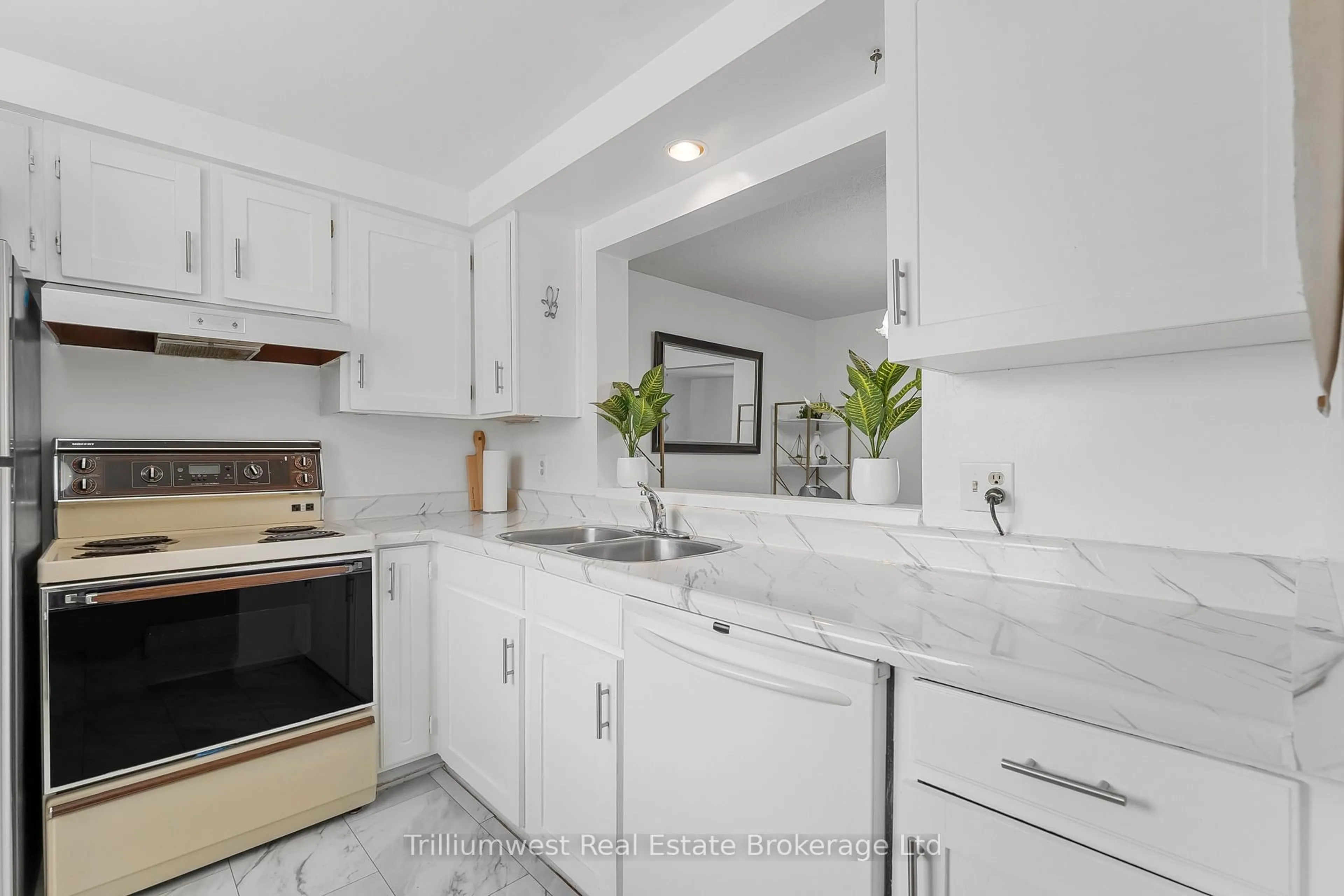Open concept kitchen, ceramic/tile floor for 5982 Dunn St #8, Niagara Falls Ontario L2G 7J9