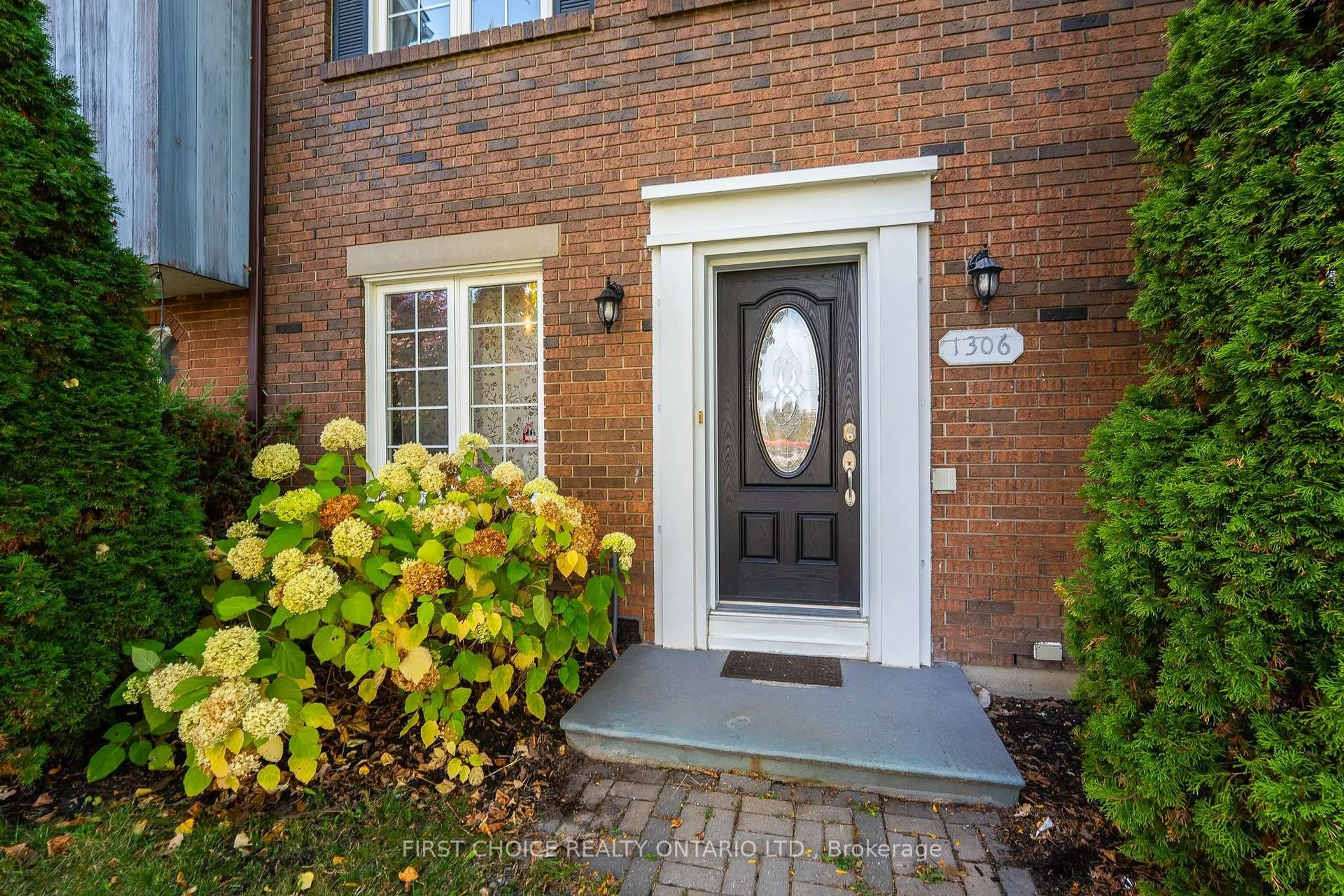 Indoor entryway for 1306 Morrison Dr, Ottawa Ontario K2H 7L9