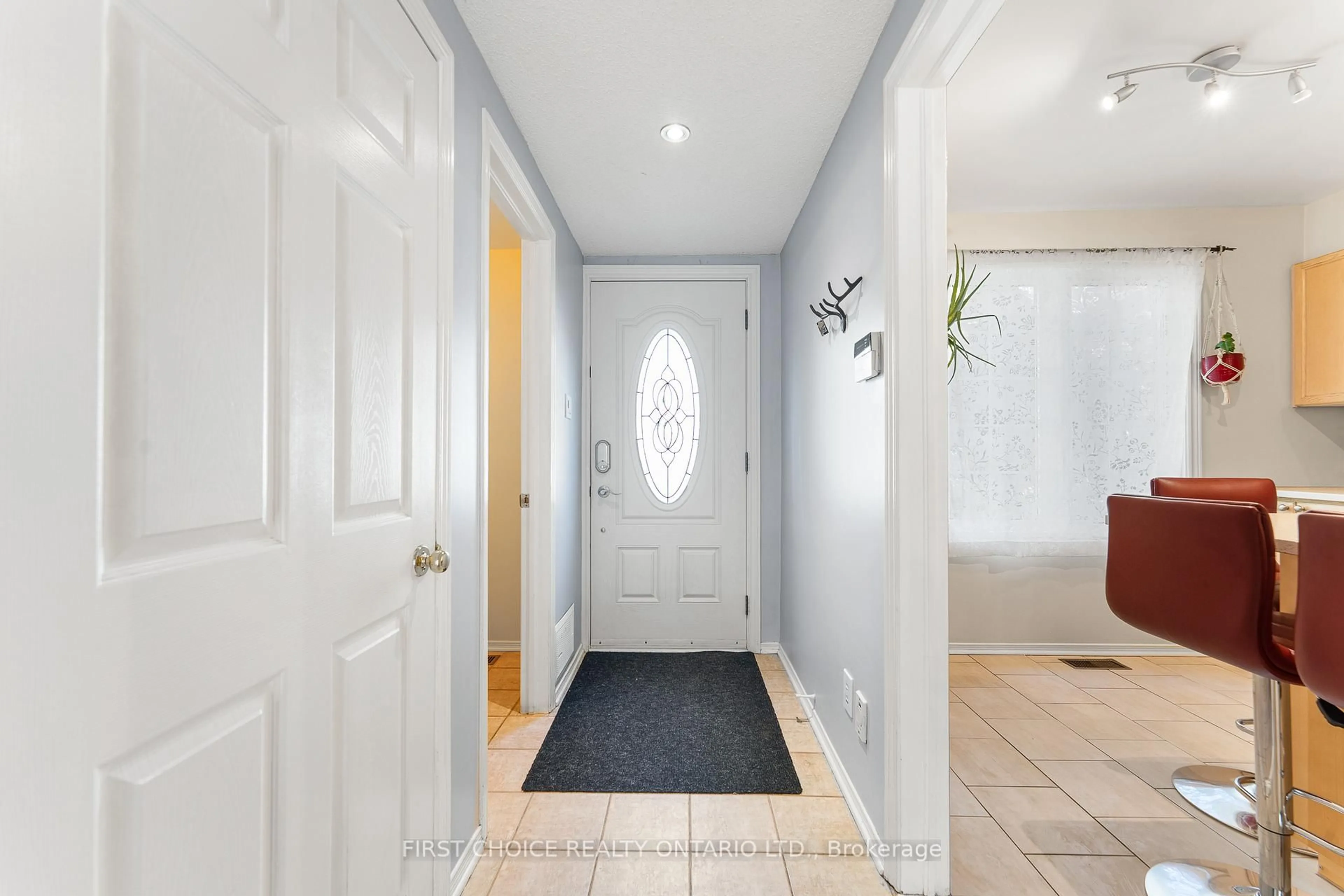 Indoor entryway for 1306 Morrison Dr, Ottawa Ontario K2H 7L9