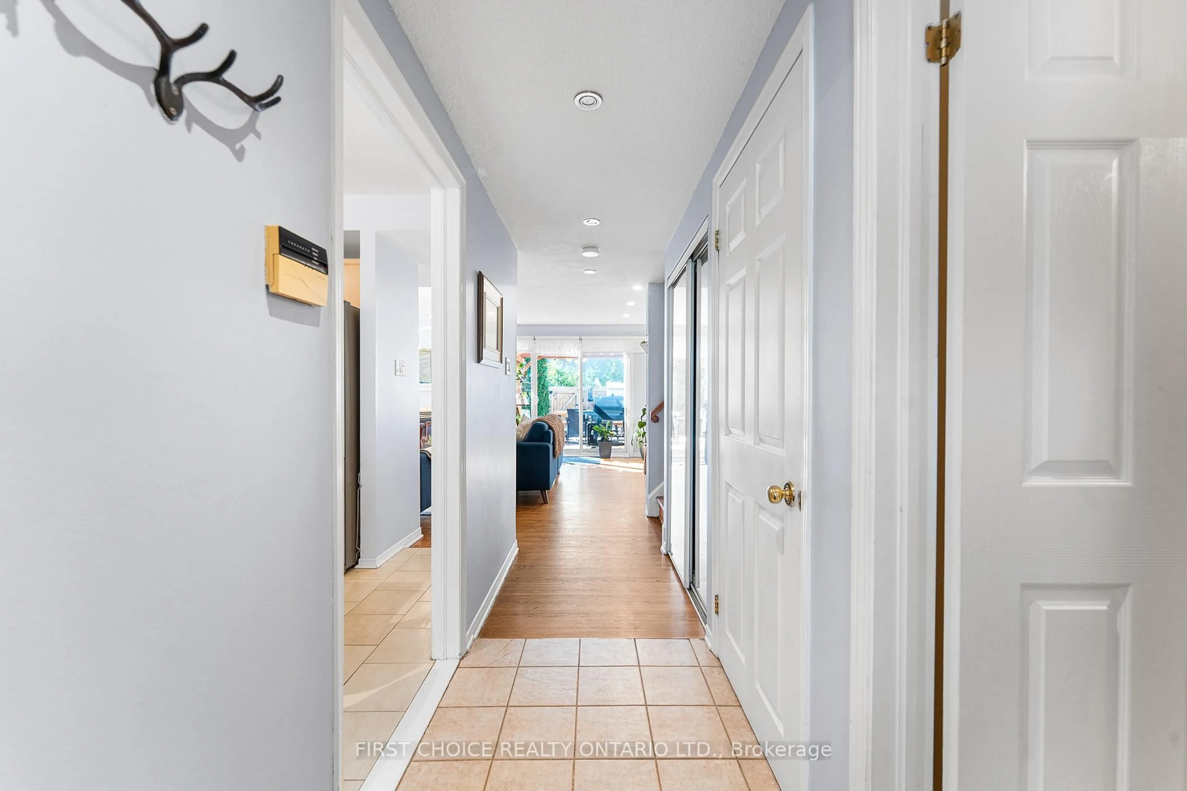 Indoor foyer for 1306 Morrison Dr, Ottawa Ontario K2H 7L9