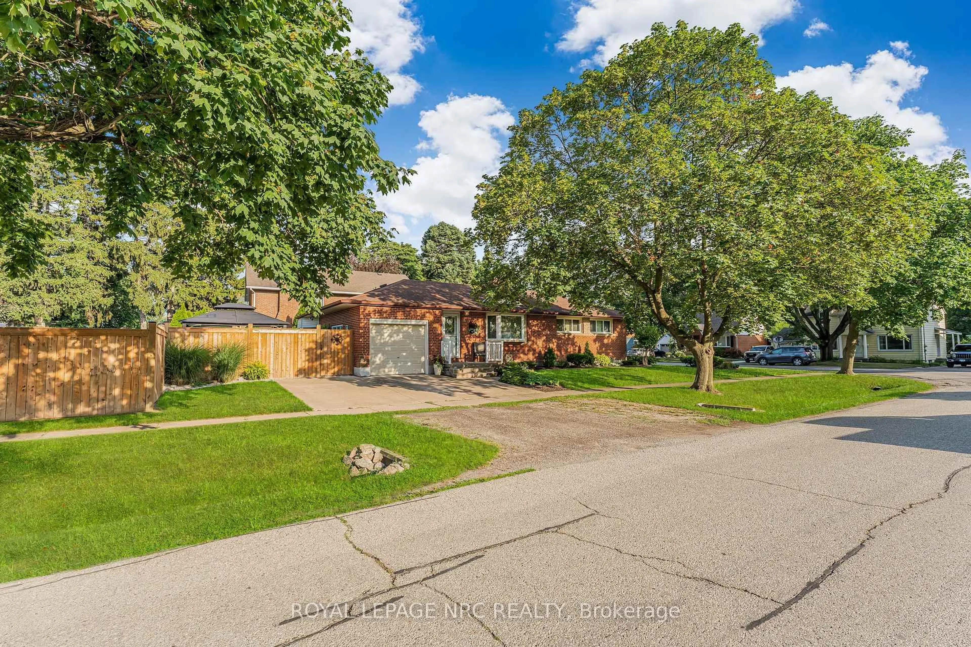 A pic from outside/outdoor area/front of a property/back of a property/a pic from drone, street for 6 Maplewood Dr, St. Catharines Ontario L2M 3P1