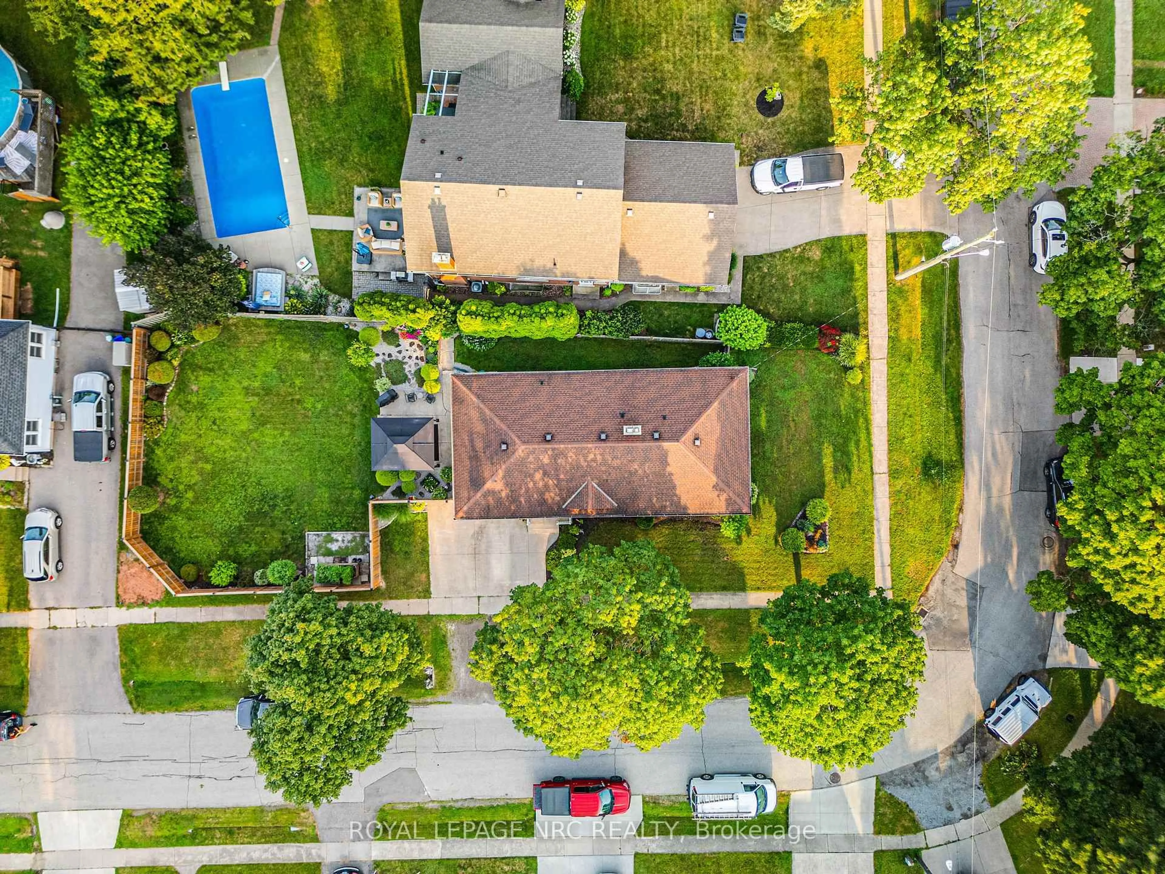 A pic from outside/outdoor area/front of a property/back of a property/a pic from drone, street for 6 Maplewood Dr, St. Catharines Ontario L2M 3P1