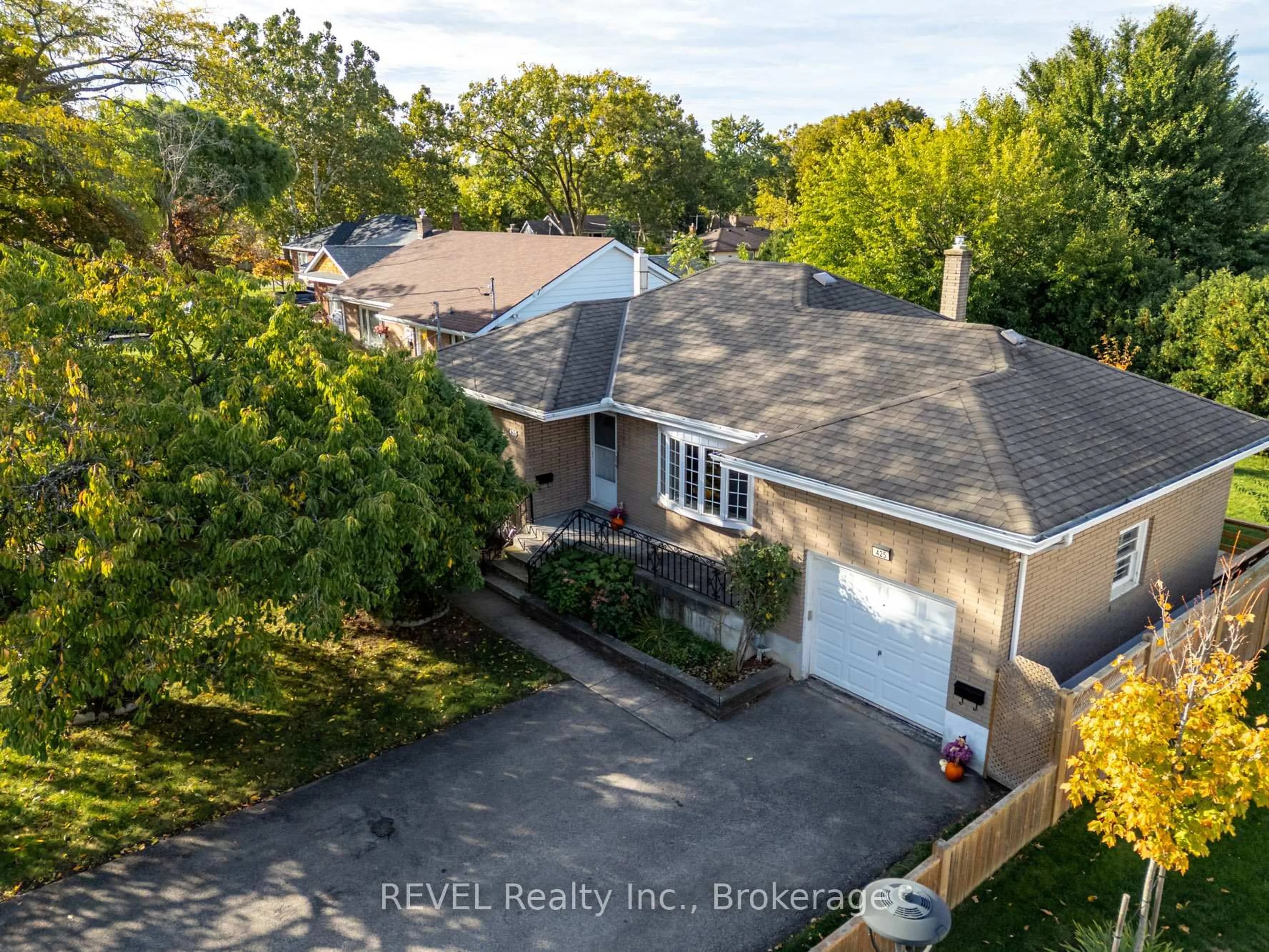 A pic from outside/outdoor area/front of a property/back of a property/a pic from drone, street for 425 Geneva St, St. Catharines Ontario L2N 2H2