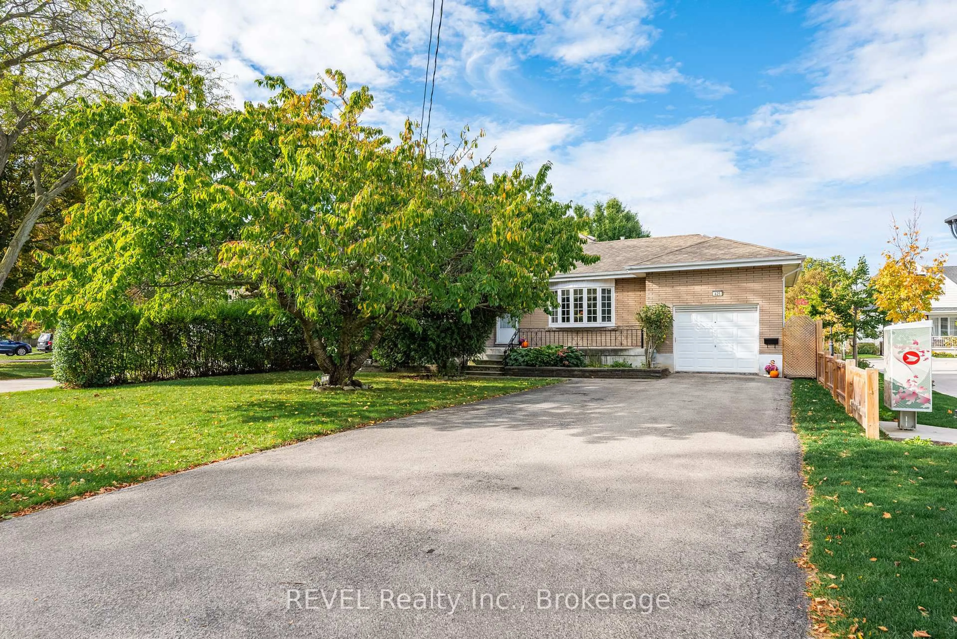 A pic from outside/outdoor area/front of a property/back of a property/a pic from drone, street for 425 Geneva St, St. Catharines Ontario L2N 2H2
