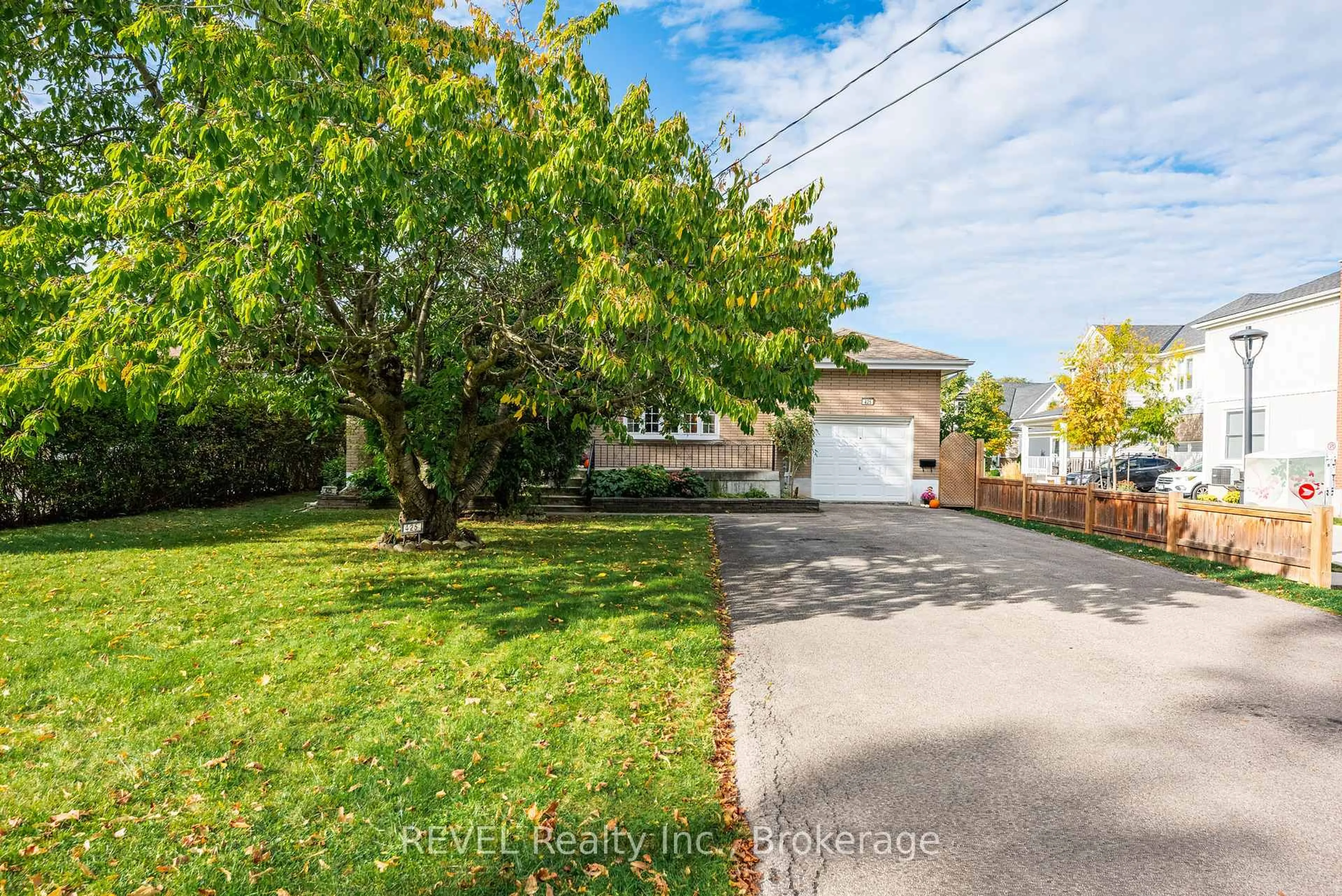 A pic from outside/outdoor area/front of a property/back of a property/a pic from drone, street for 425 Geneva St, St. Catharines Ontario L2N 2H2