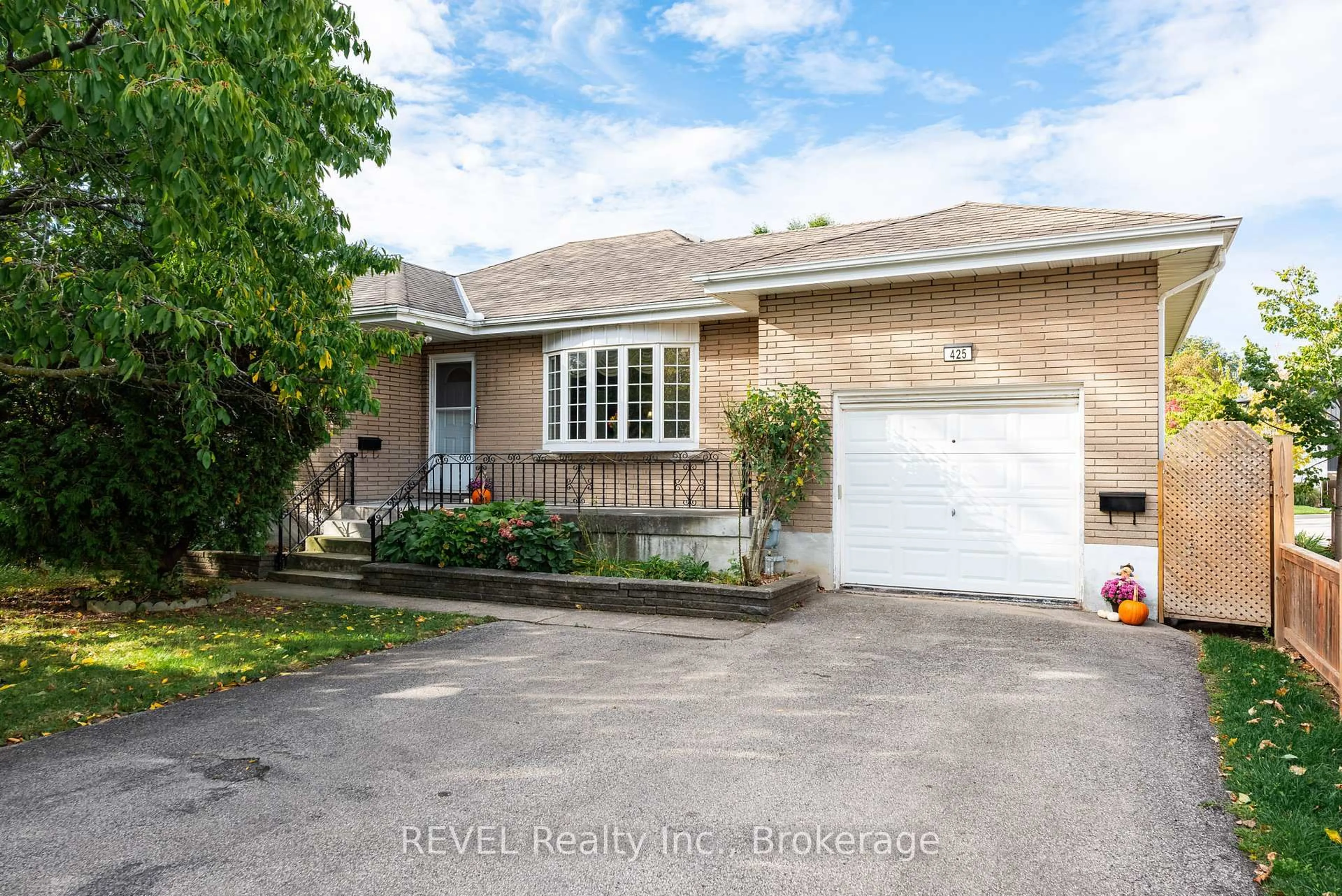 Home with brick exterior material, street for 425 Geneva St, St. Catharines Ontario L2N 2H2