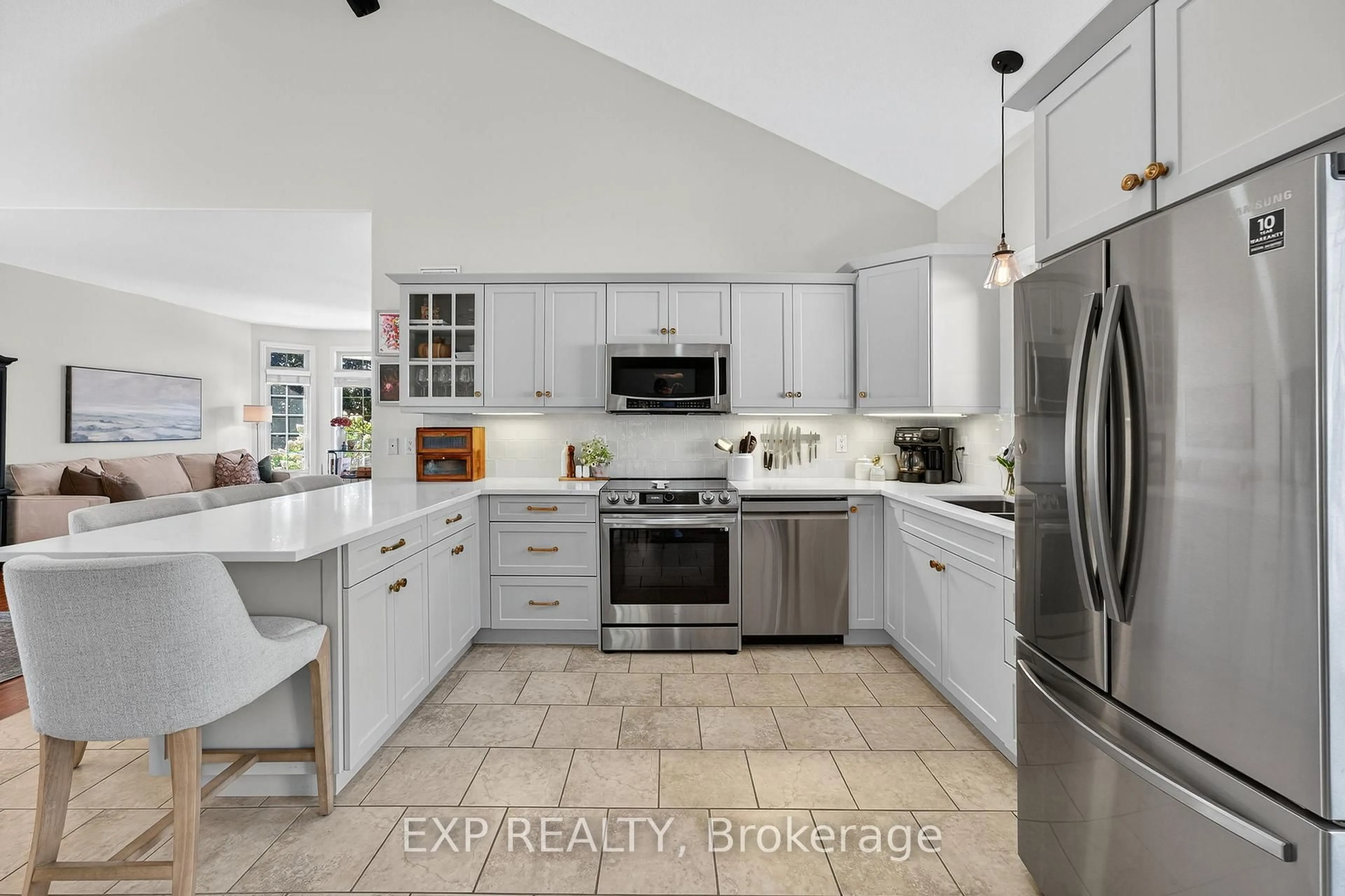 Open concept kitchen, ceramic/tile floor for 7 Gardiner St, Belleville Ontario K8N 0L8
