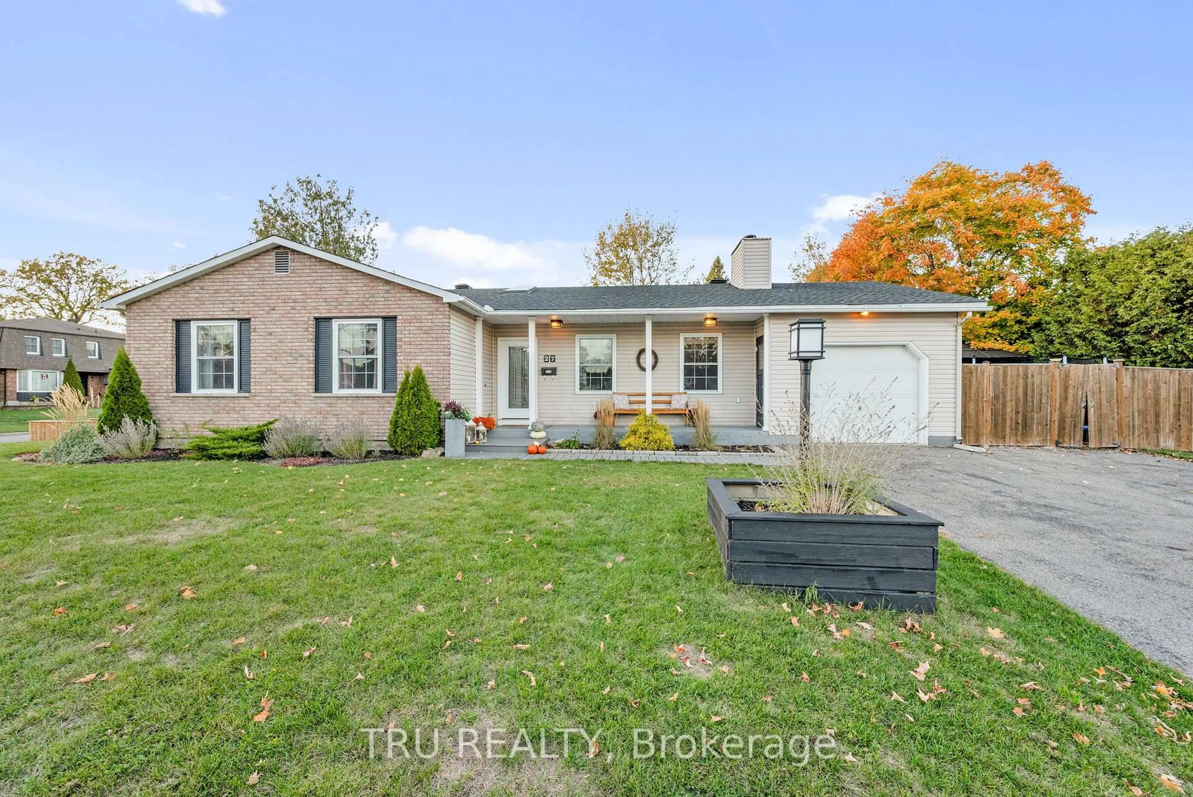 A pic from outside/outdoor area/front of a property/back of a property/a pic from drone, street for 27 Duncan St, Carleton Place Ontario K7C 3W4