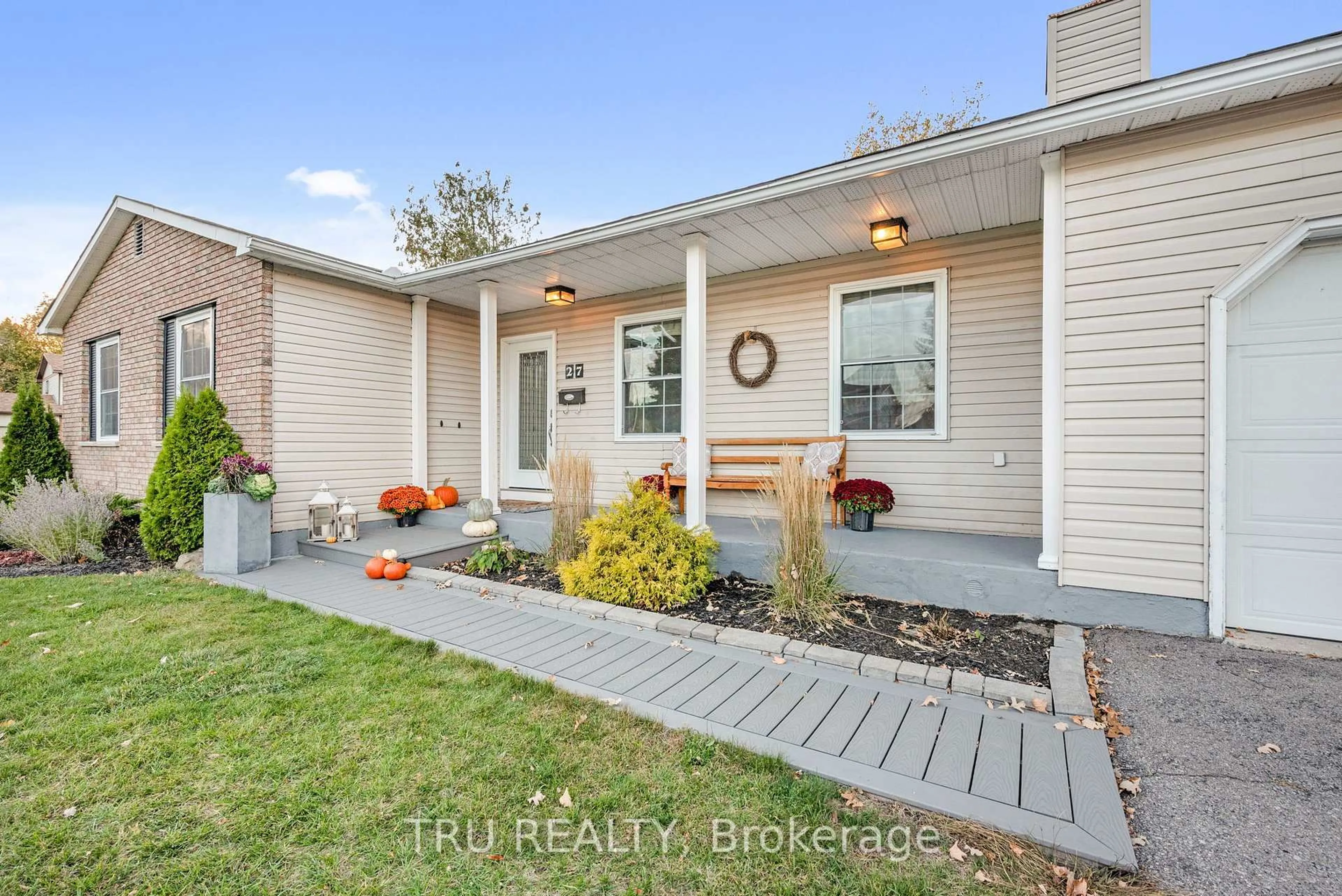 Home with vinyl exterior material, street for 27 Duncan St, Carleton Place Ontario K7C 3W4