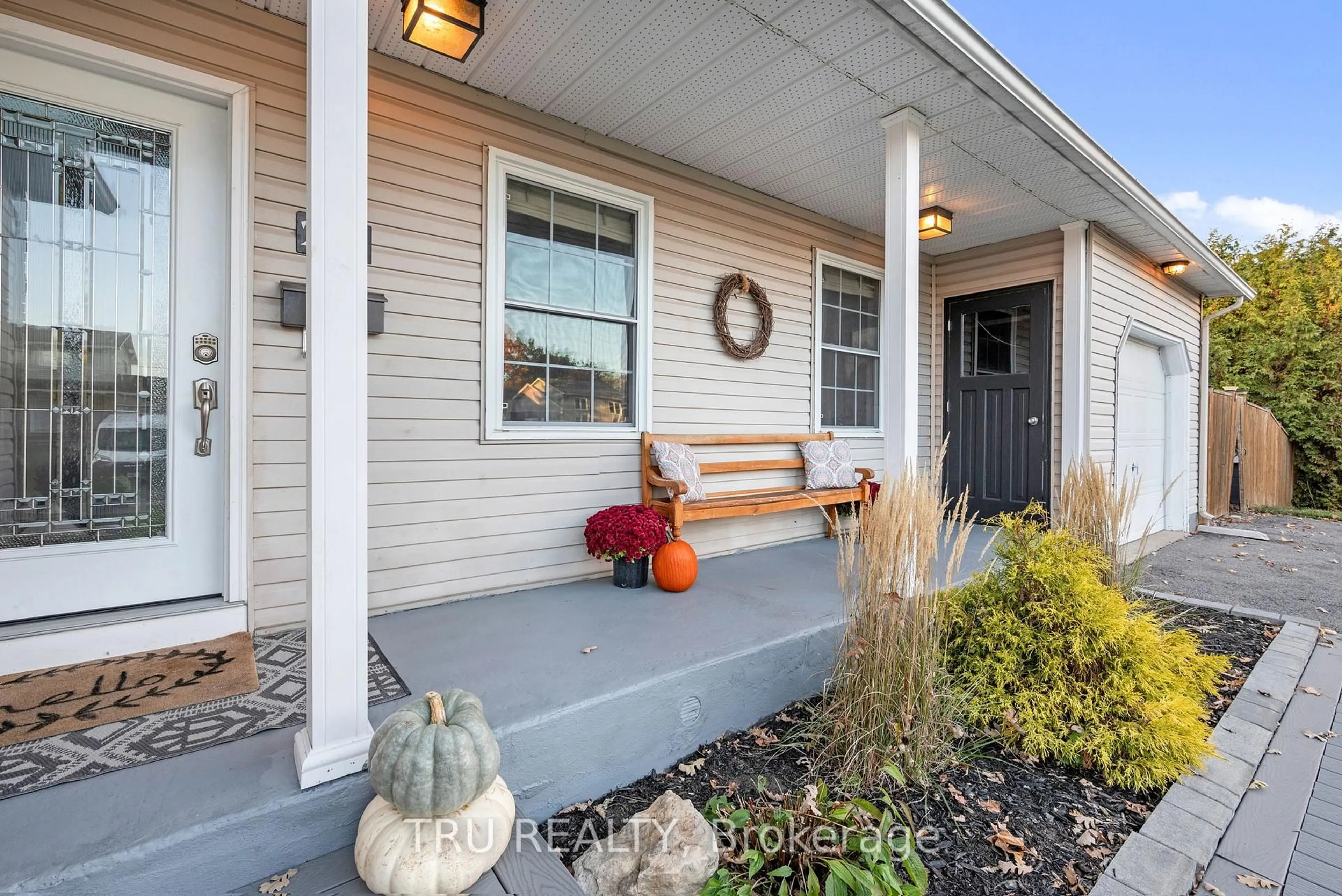 Indoor entryway for 27 Duncan St, Carleton Place Ontario K7C 3W4