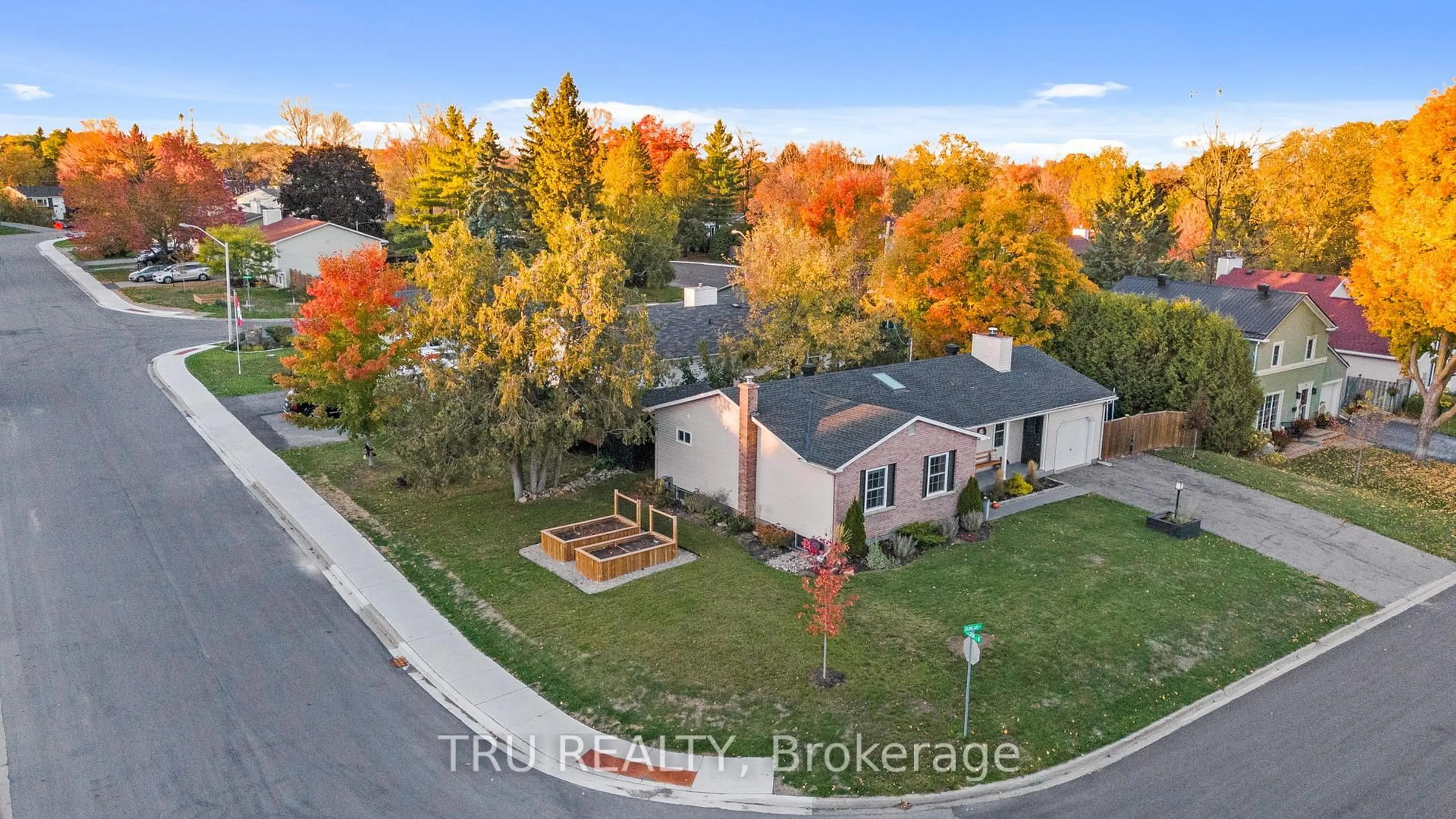 A pic from outside/outdoor area/front of a property/back of a property/a pic from drone, street for 27 Duncan St, Carleton Place Ontario K7C 3W4