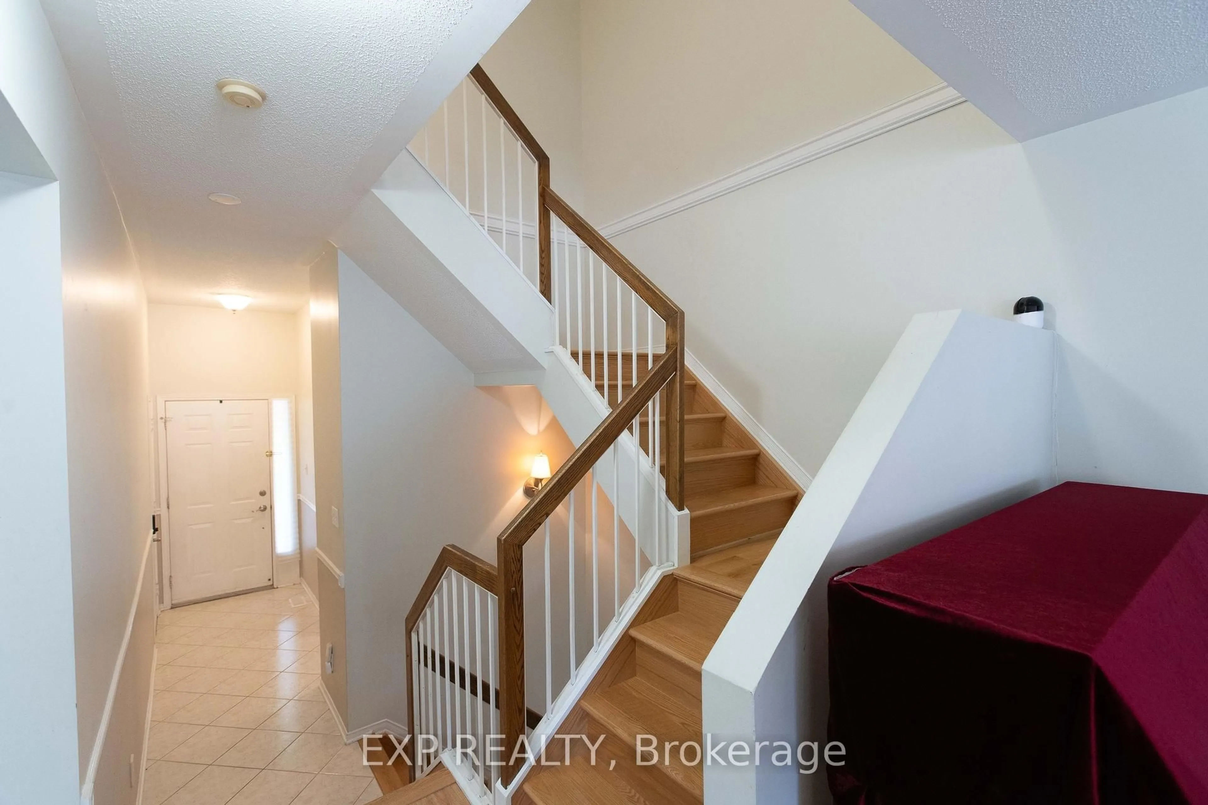 Indoor entryway for 54 Sheppard's Glen Ave, Ottawa Ontario K2M 2M9