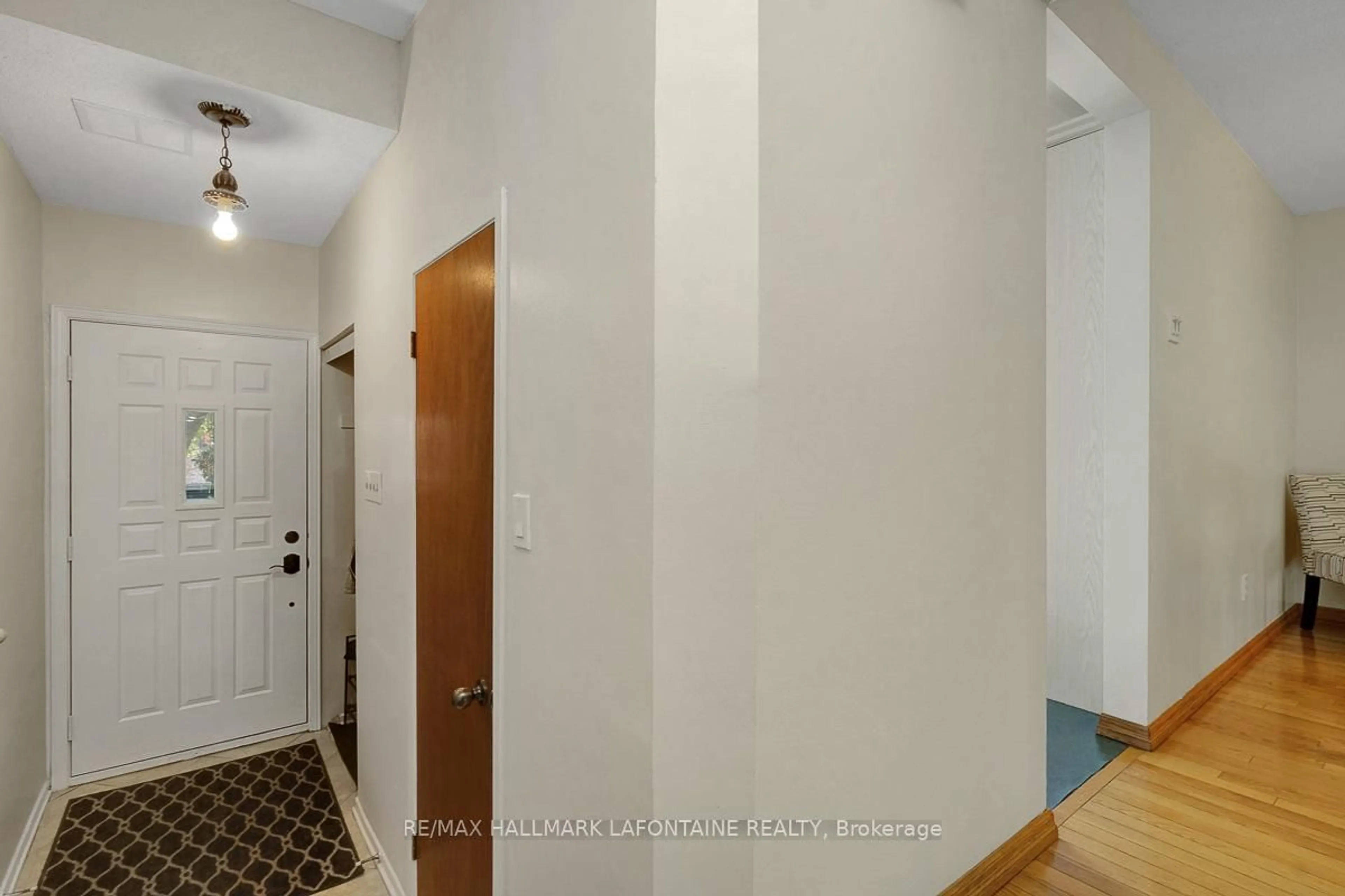 Indoor entryway for 2 Bertona St #28, Ottawa Ontario K2G 0W2