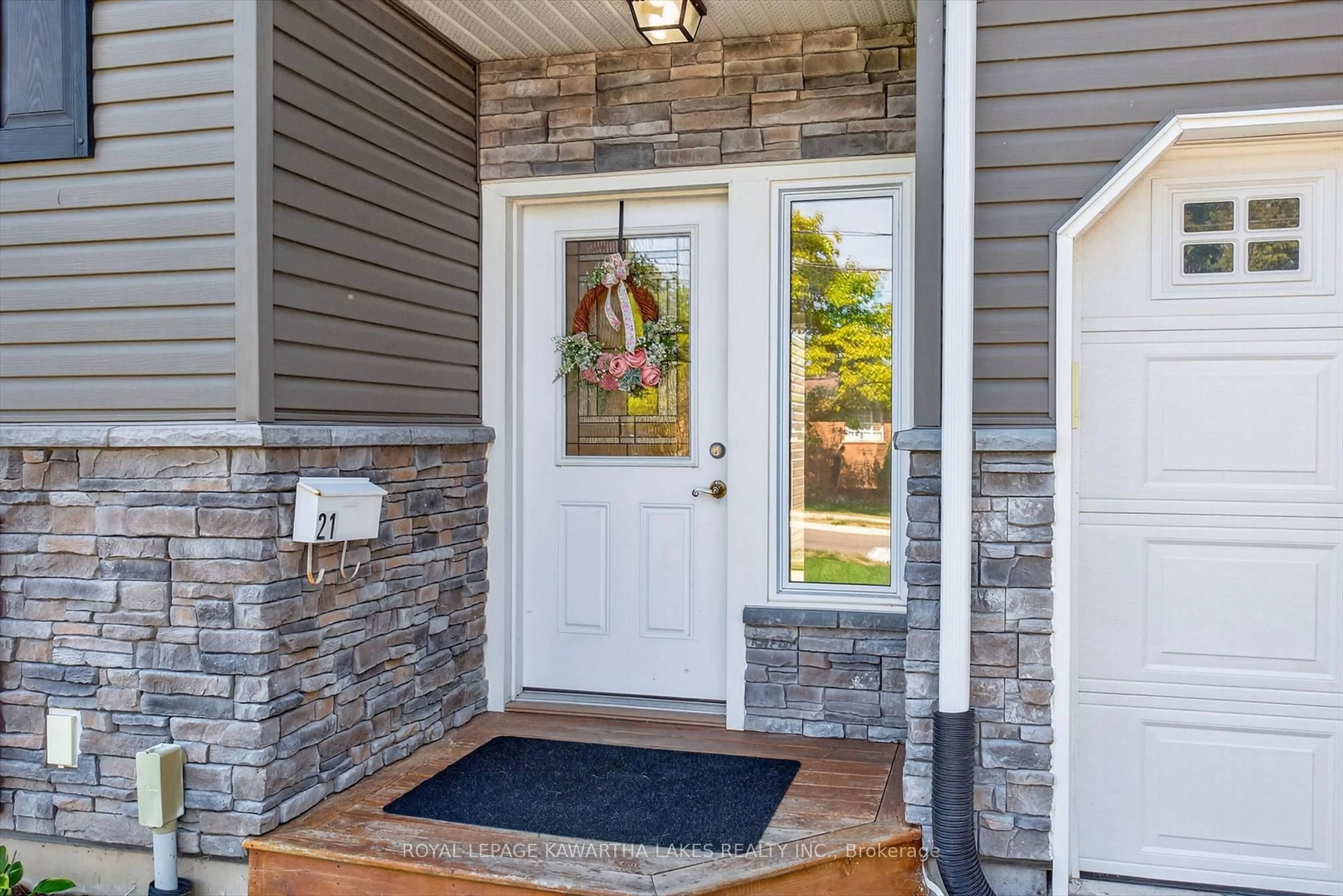 Indoor entryway for 21 Hillside Dr, Kawartha Lakes Ontario K9V 1A3