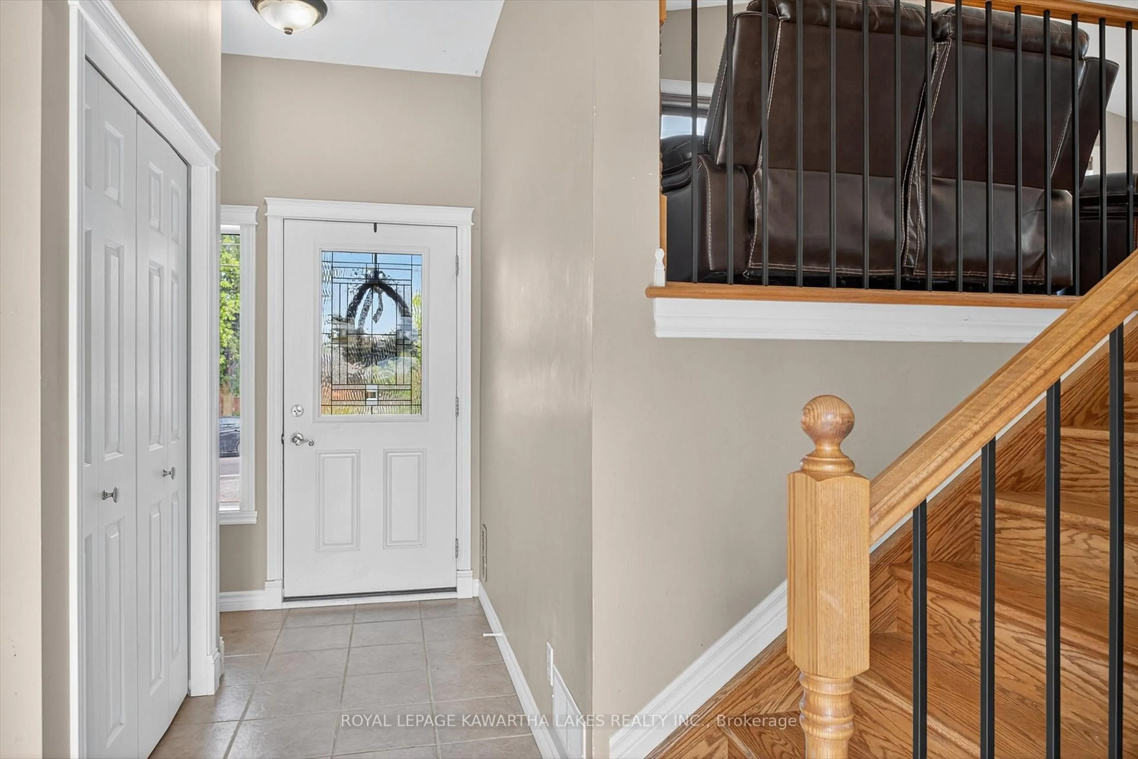 Indoor entryway for 21 Hillside Dr, Kawartha Lakes Ontario K9V 1A3