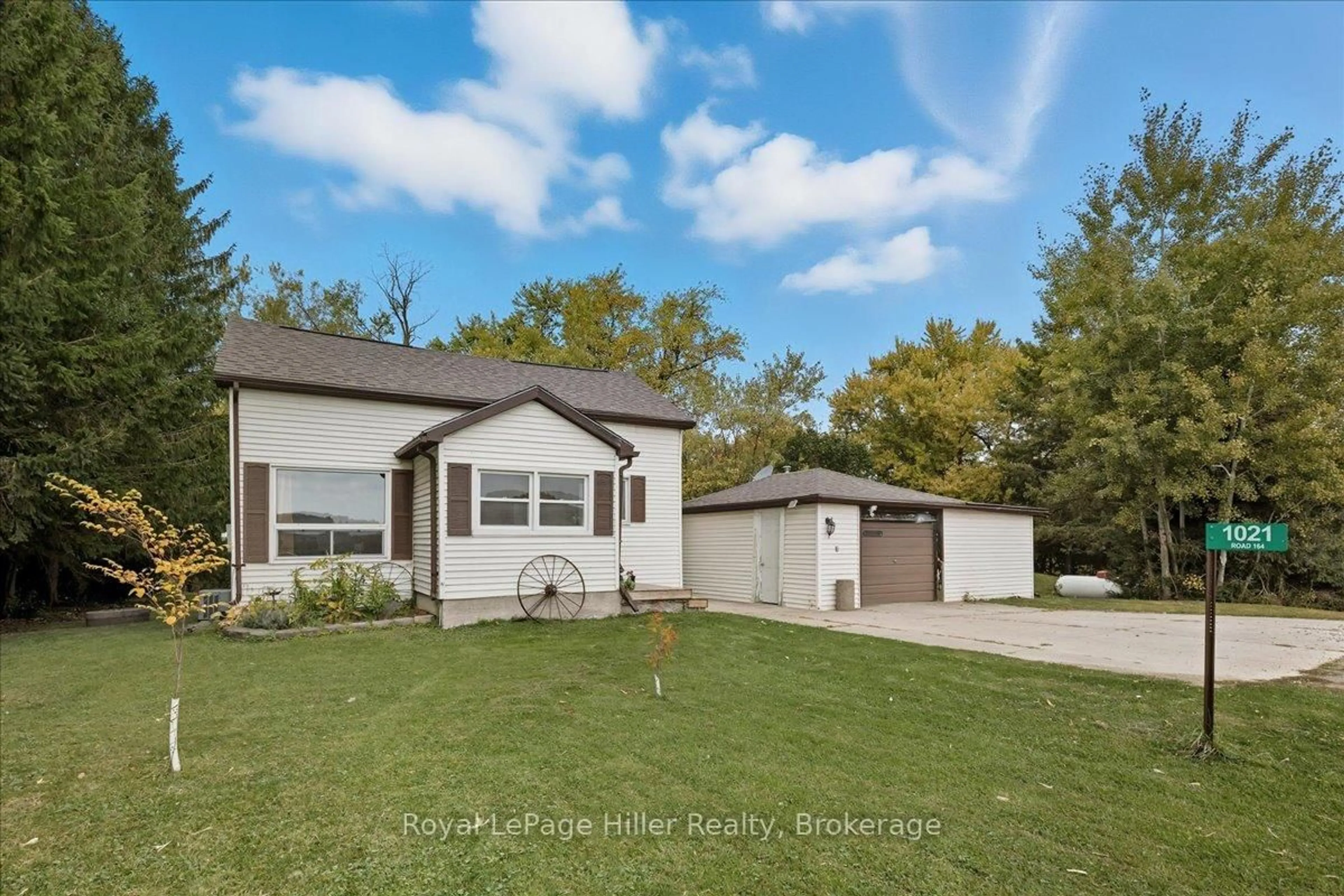 Home with vinyl exterior material, street for 1021 Road 164, Lucan Biddulph Ontario N0M 1V0