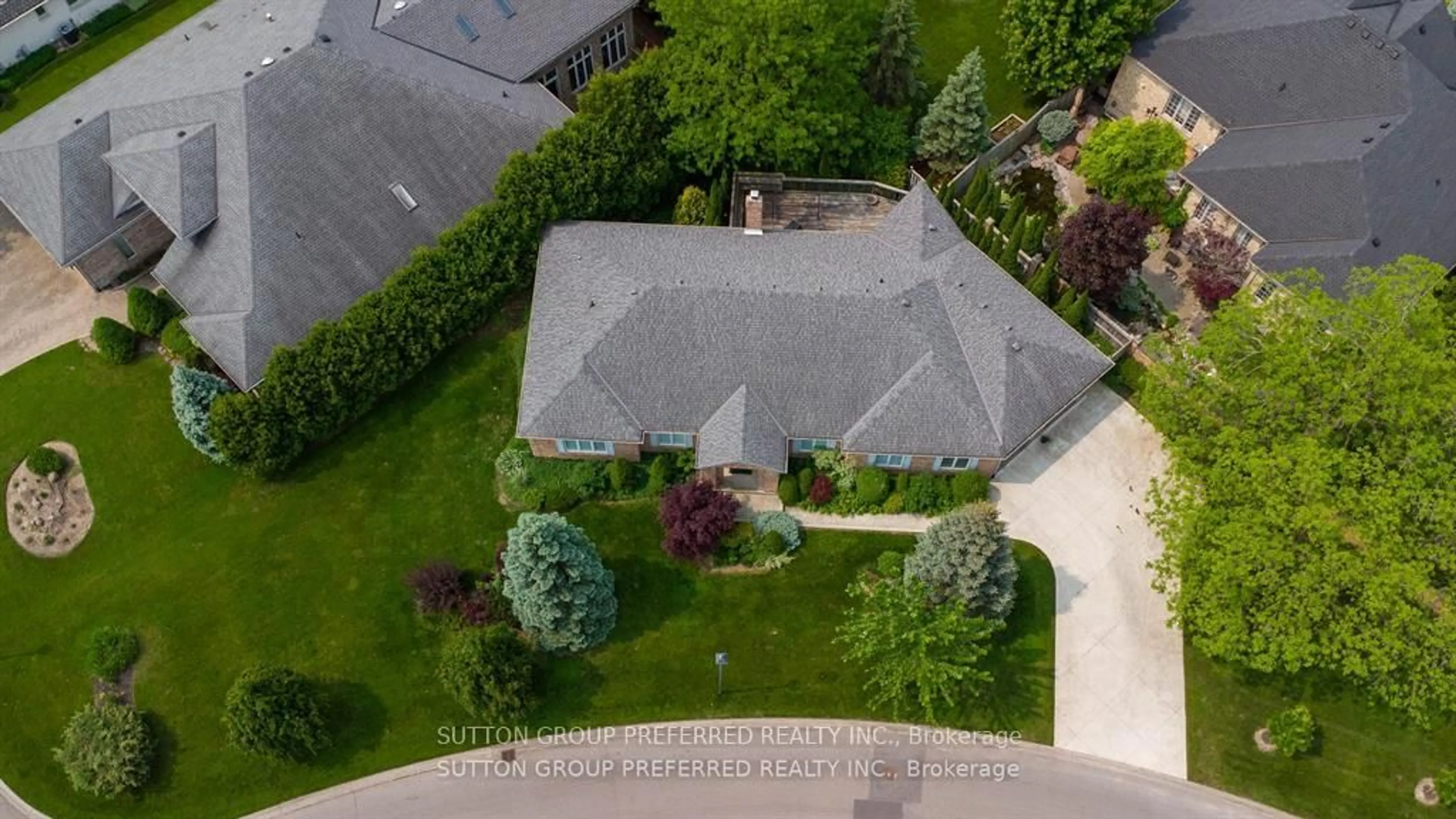 A pic from outside/outdoor area/front of a property/back of a property/a pic from drone, street for 1 Highland Woods Crt, London South Ontario N6C 5W9