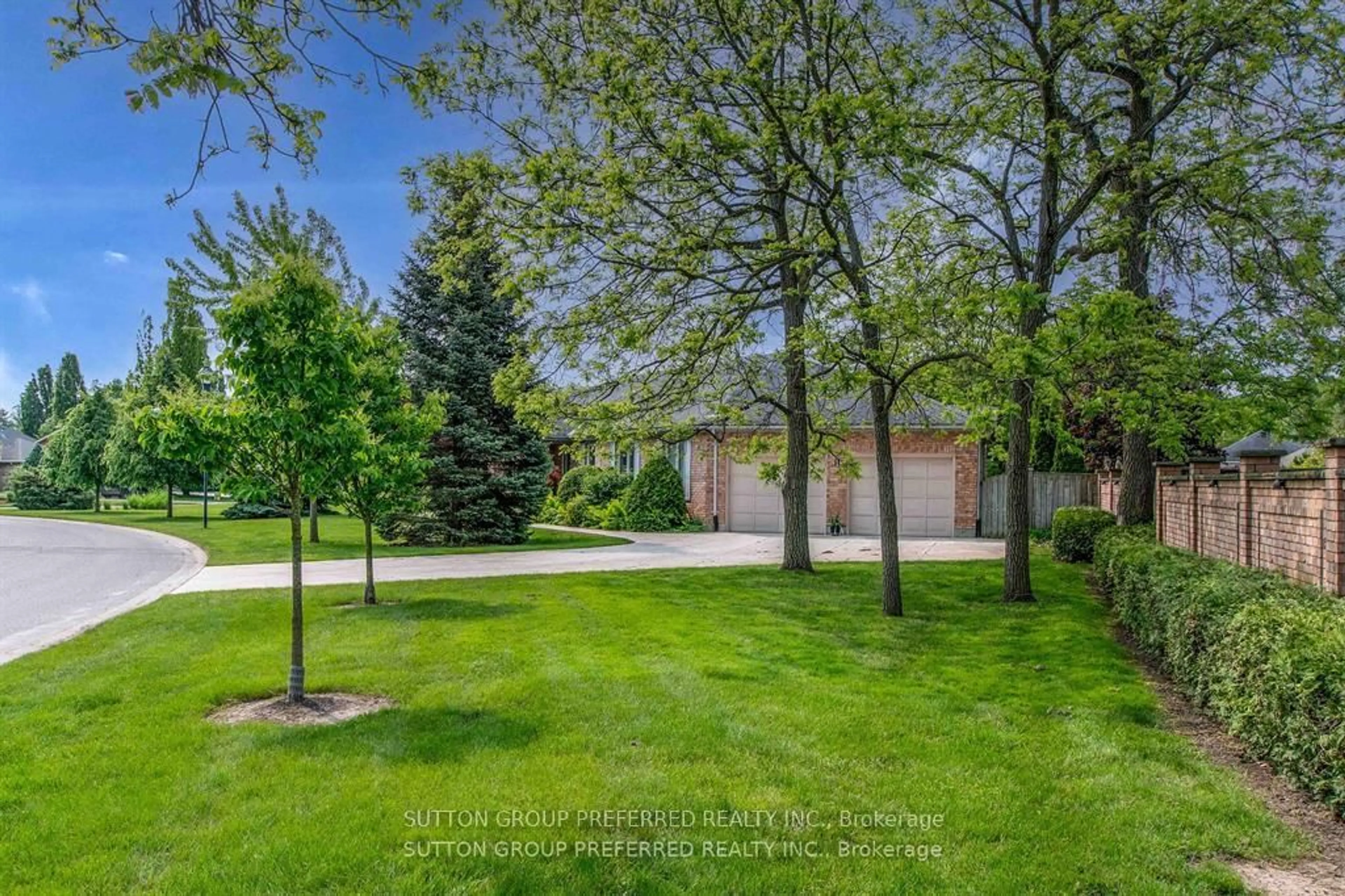 A pic from outside/outdoor area/front of a property/back of a property/a pic from drone, street for 1 Highland Woods Crt, London South Ontario N6C 5W9