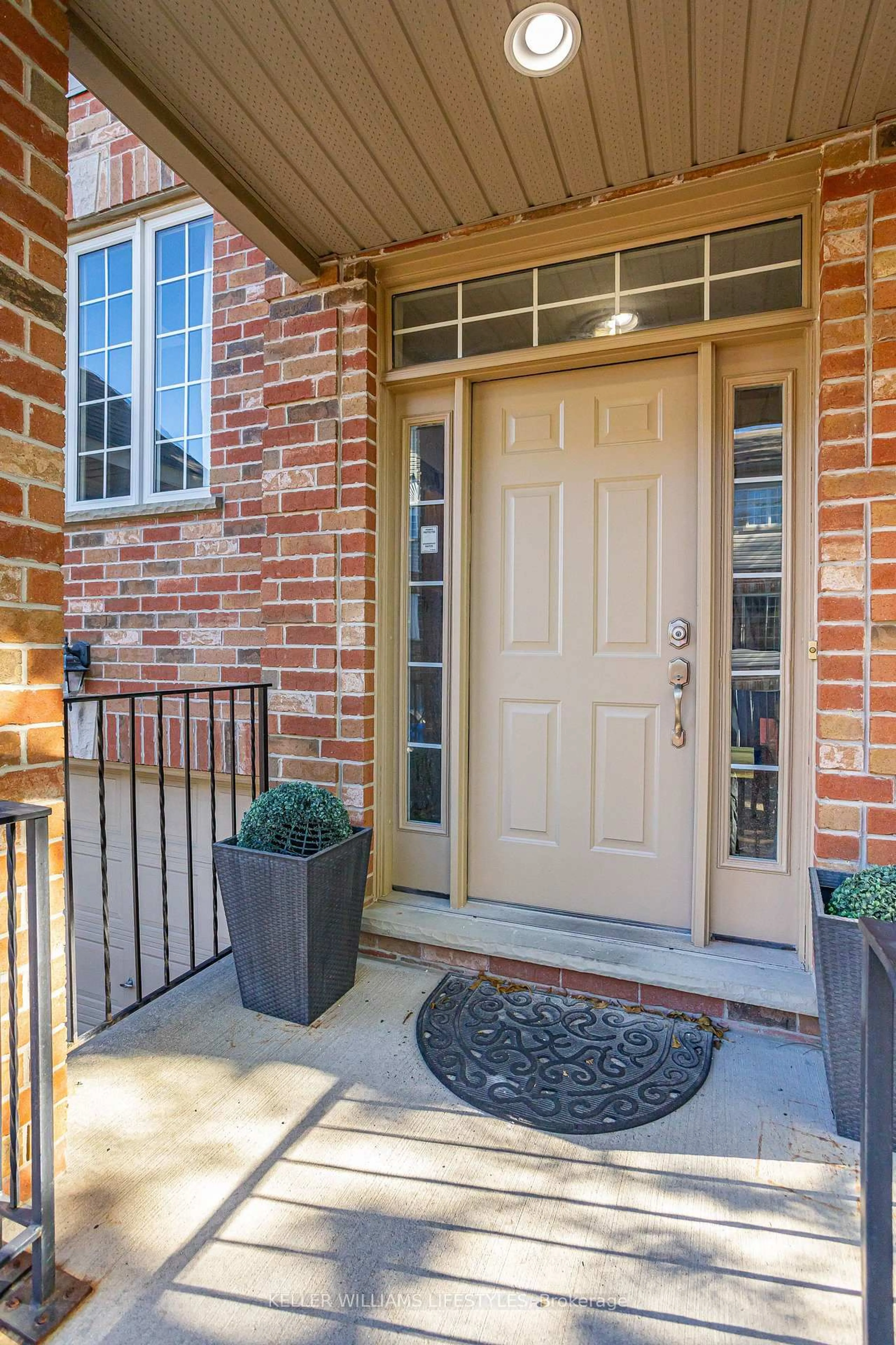 Indoor entryway for 624 William St #6, London East Ontario N6B 3G2