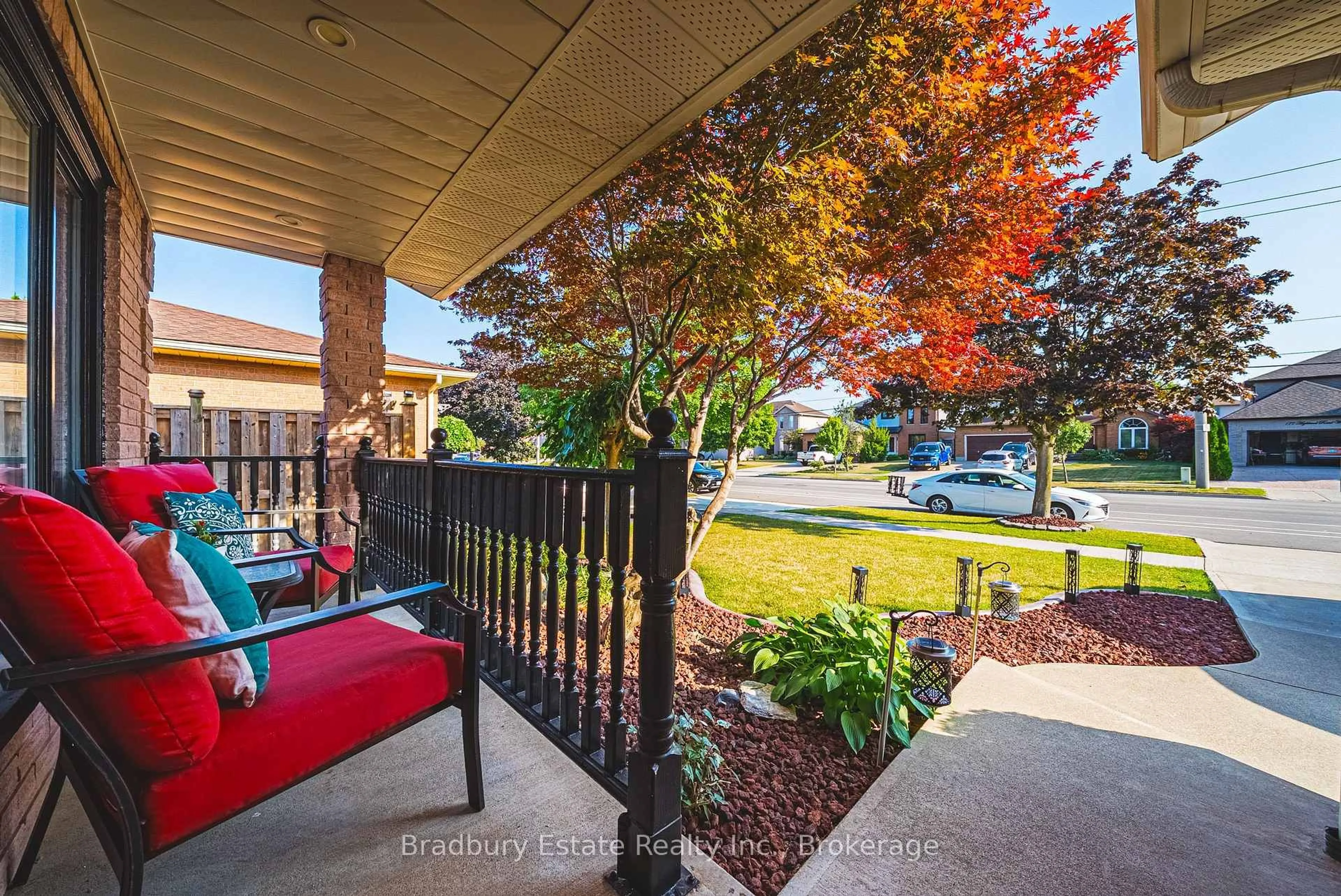 Patio, street for 176 Highland Rd, Hamilton Ontario L8J 2S6