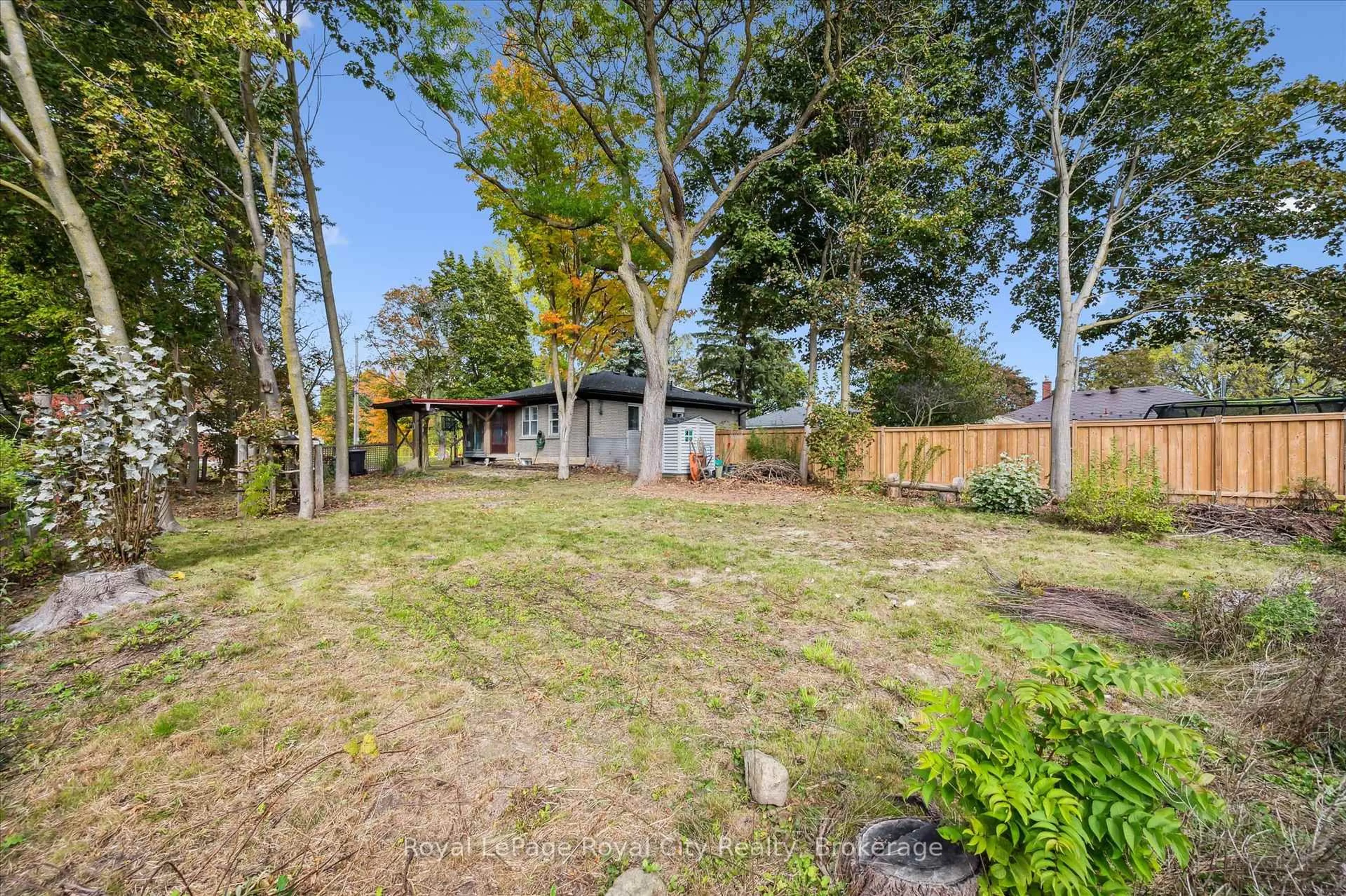 A pic from outside/outdoor area/front of a property/back of a property/a pic from drone, unknown for 20 Highview Pl, Guelph Ontario N1H 1M7