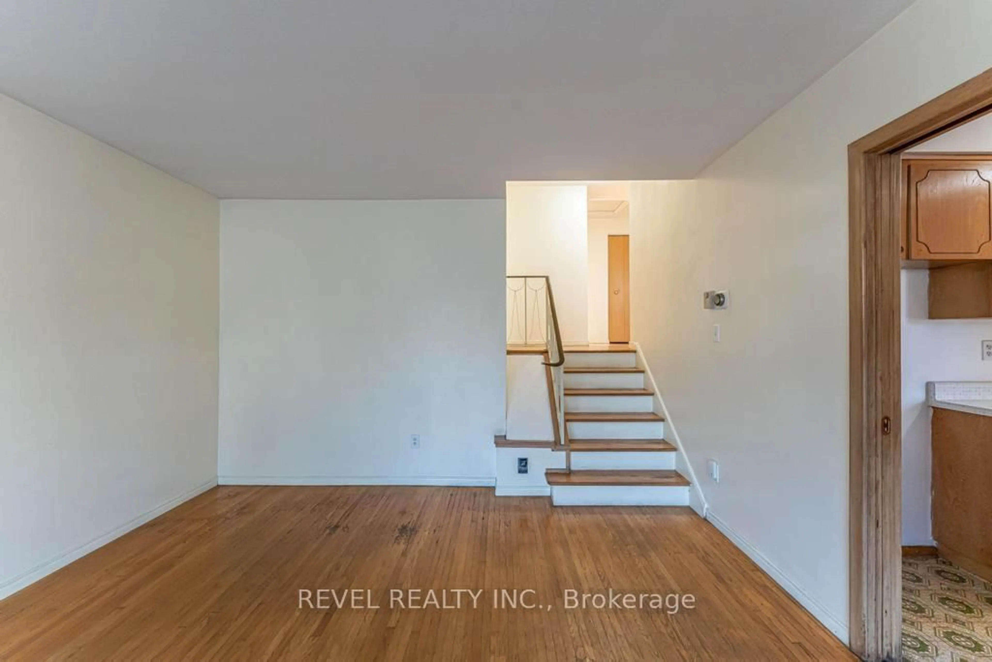 A pic of a room for 69 Buckingham Dr, Hamilton Ontario L9C 2G6