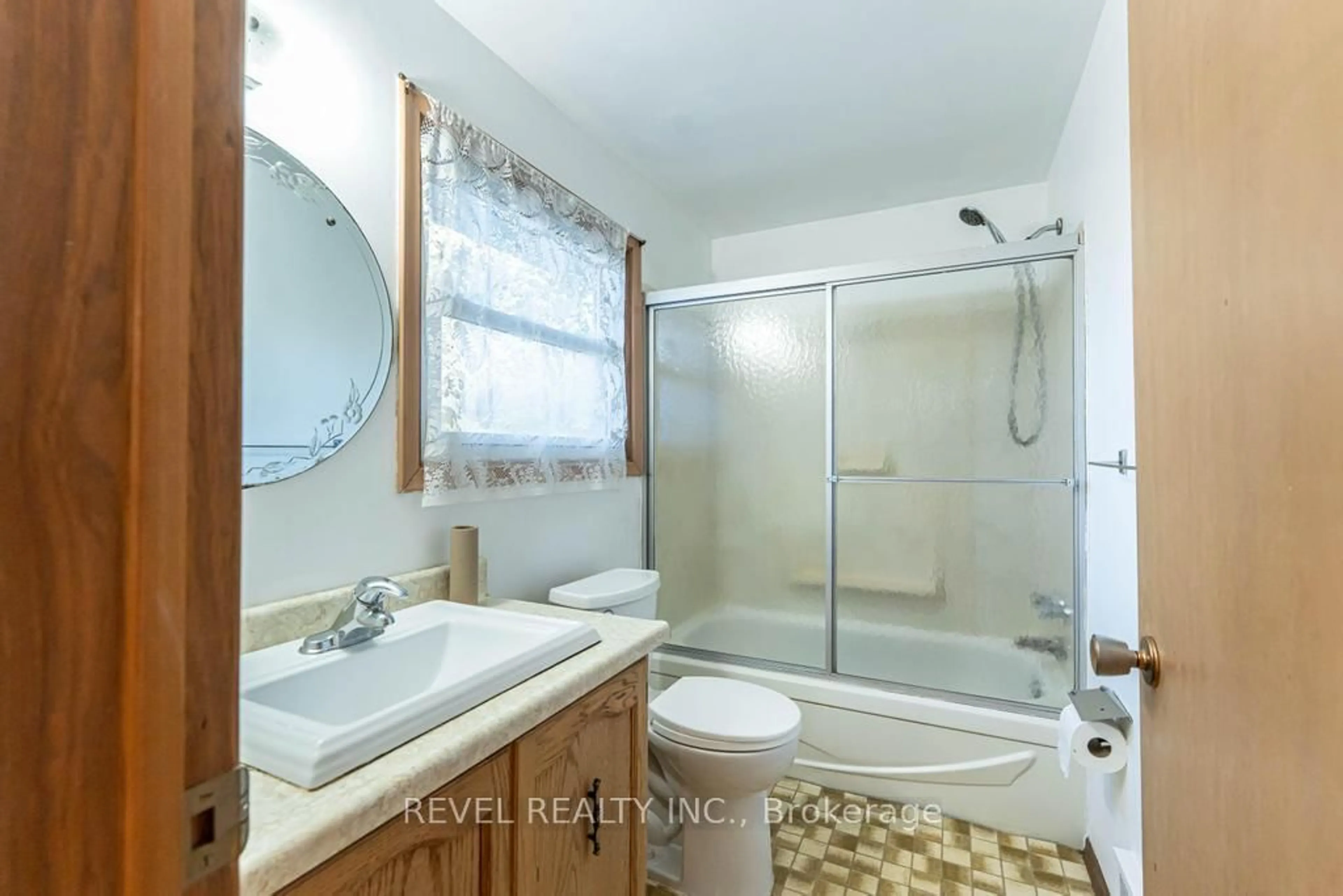 Standard bathroom, ceramic/tile floor for 69 Buckingham Dr, Hamilton Ontario L9C 2G6