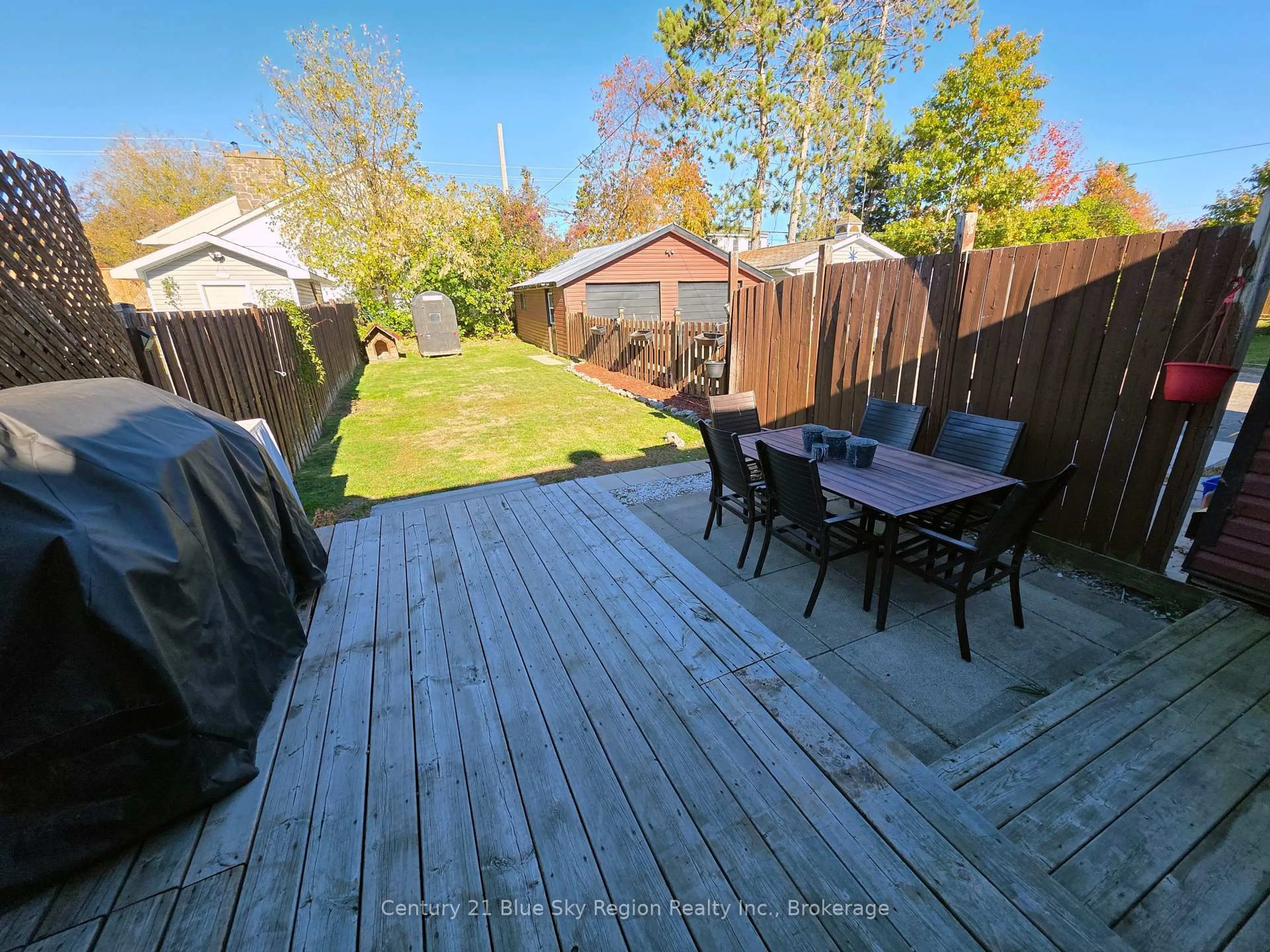 A pic from outside/outdoor area/front of a property/back of a property/a pic from drone, street for 1376 Copeland St, North Bay Ontario P1B 3G3