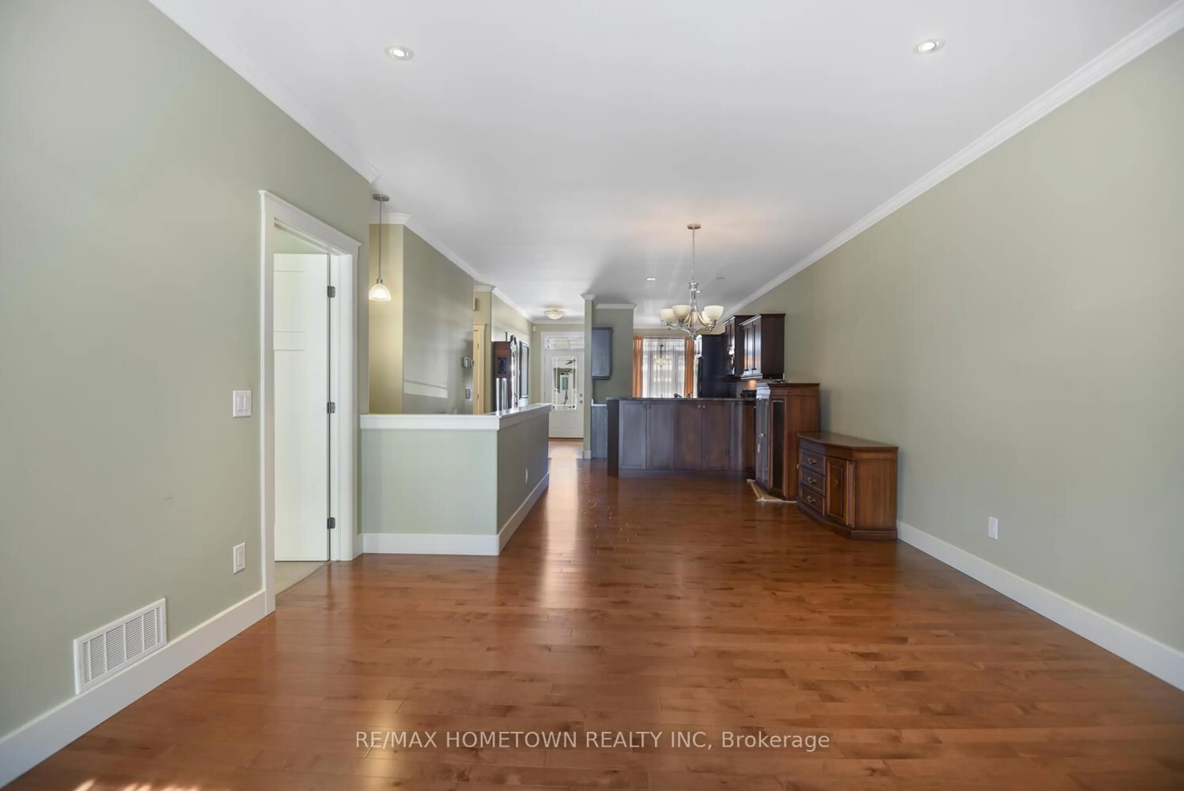 Indoor foyer for 427 Brock St, Brockville Ontario K6V 7H9