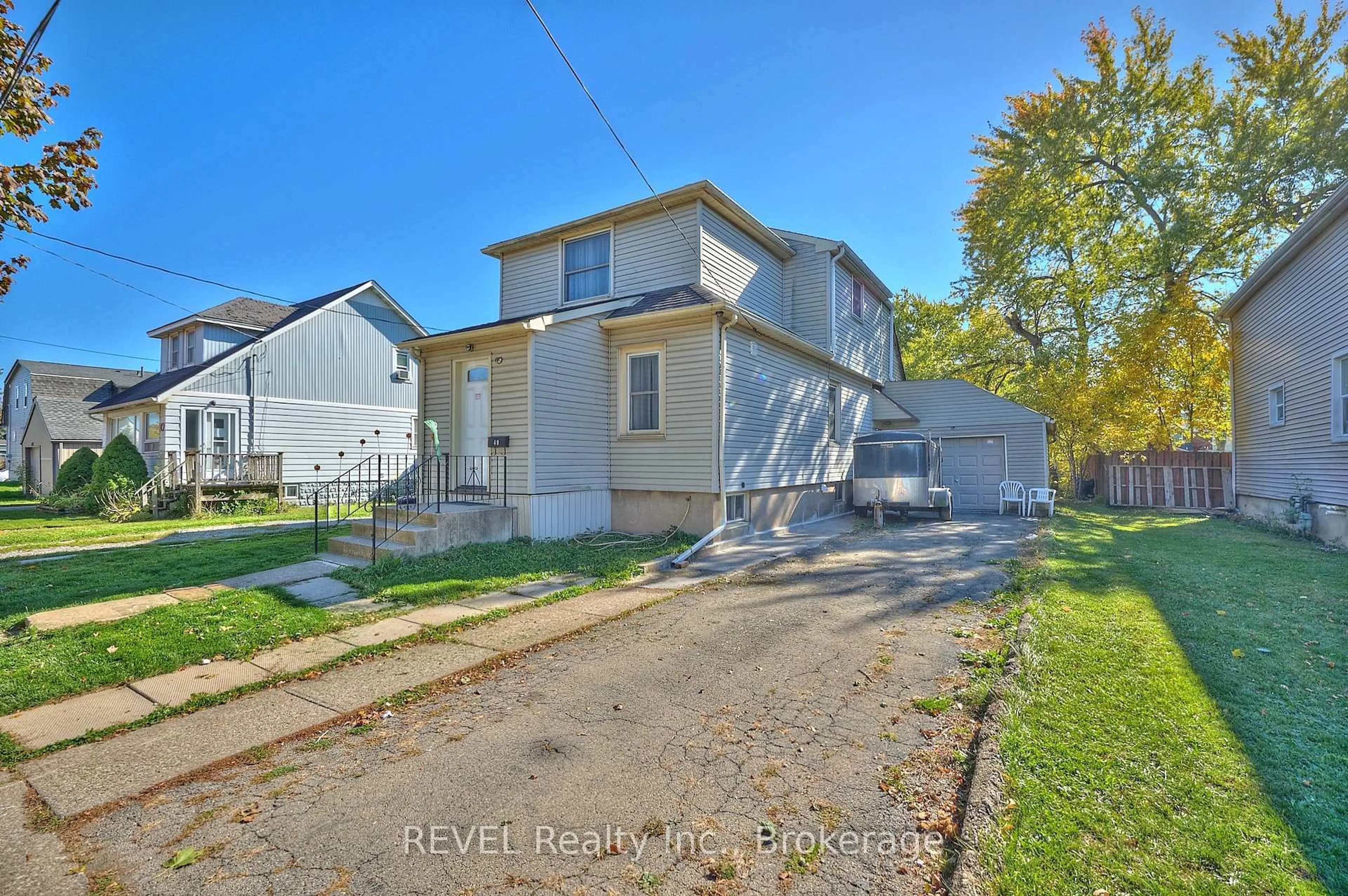 A pic from outside/outdoor area/front of a property/back of a property/a pic from drone, street for 49 Cohoe St, Welland Ontario L3B 3V2